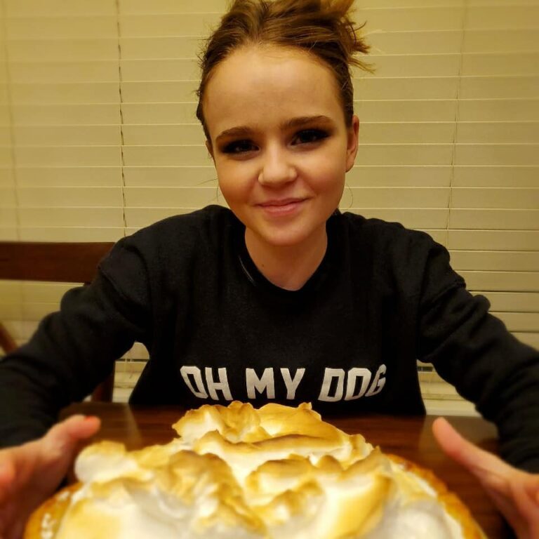 Megan Stott Instagram - I baked Lemon Meringue 🥧's In celebration of Little Fires Everywhere and the Emmy's. Congrats to everyone and thank you for having me be a part of this beautiful project and working with such amazing people.💛 @littlefireshulu @hulu @televisionacad #hulu #emmys2020 #abc