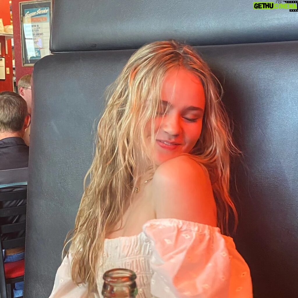 Megan Stott Instagram - Sunny days are never far way ☀️