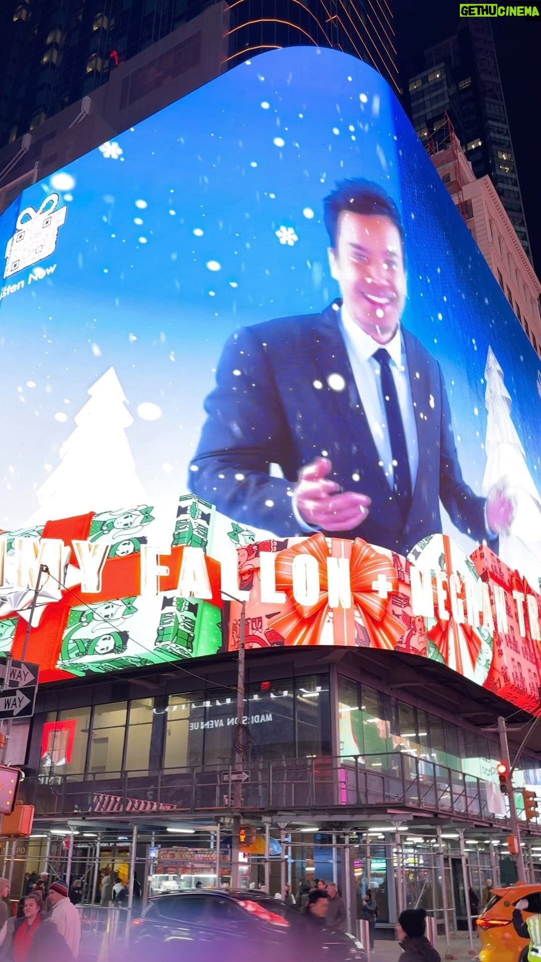 Meghan Trainor Instagram - AHHH THIS SO COOOL😭🫣🎄🎉🎁 #WRAPMEUP #timesquare