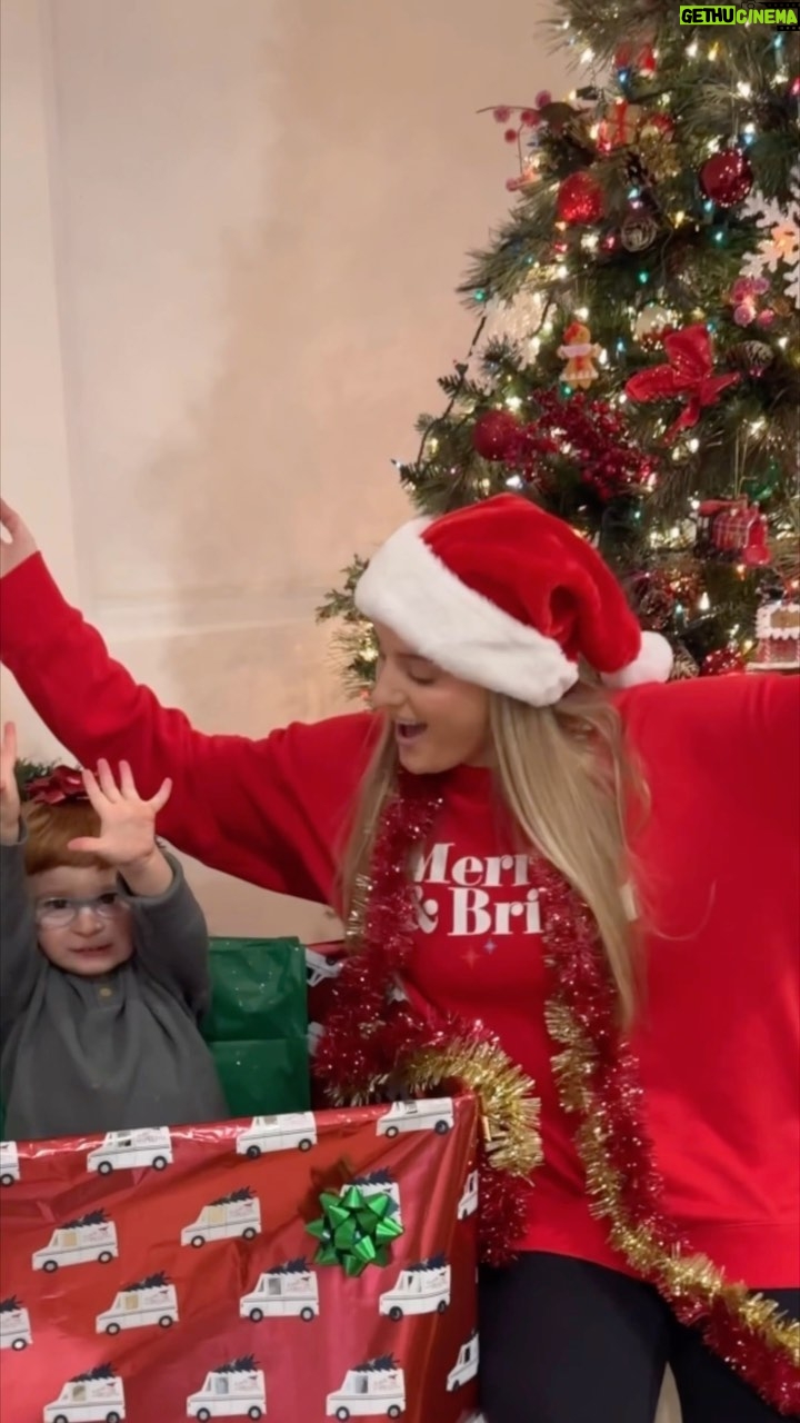 Meghan Trainor Instagram - It’s time! #WrapMeUp w/ @meghantrainor out tonight at midnight!!🎄 #Christmas2023