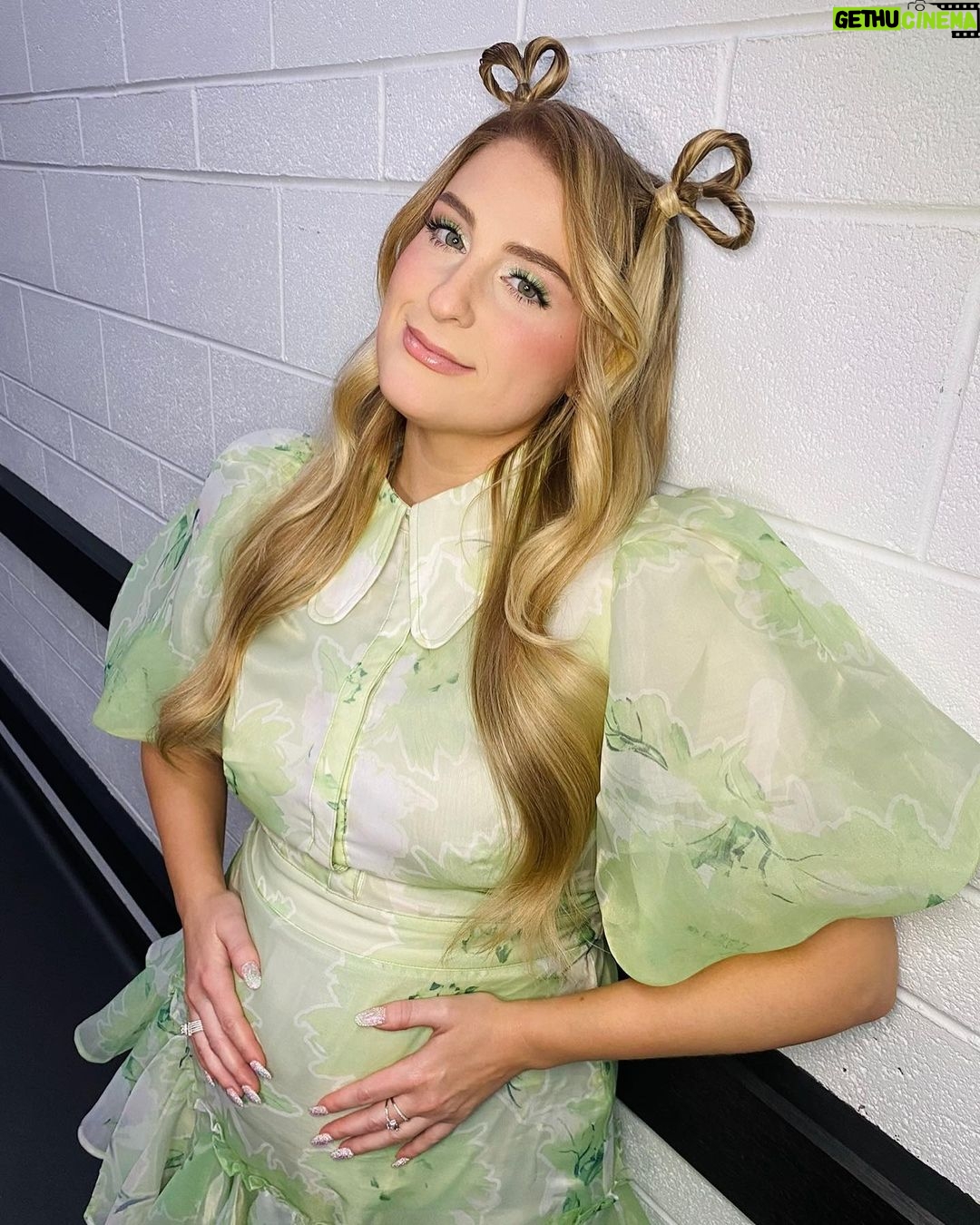 Meghan Trainor Instagram - The zipper almost popped open when I sat with this baby bump, but it was too cute not to wear. Love this look so much 💚 #6monthspregnant #24weekspregnant #australianidol