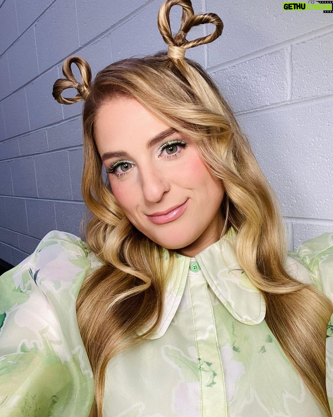 Meghan Trainor Instagram - The zipper almost popped open when I sat with this baby bump, but it was too cute not to wear. Love this look so much 💚 #6monthspregnant #24weekspregnant #australianidol