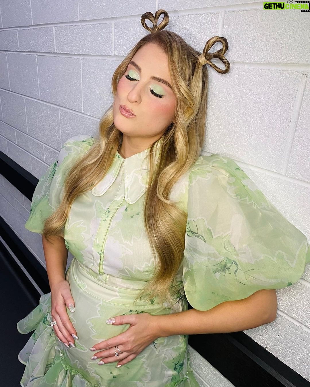 Meghan Trainor Instagram - The zipper almost popped open when I sat with this baby bump, but it was too cute not to wear. Love this look so much 💚 #6monthspregnant #24weekspregnant #australianidol