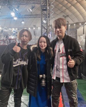 Megumi Han Instagram - ファンフェス16日目（ ）

日々の余韻の中で、まだあの日に帰ることのできる、心の記憶よ。

⌘＿＿＿＿＿＿＿＿＿＿＿＿＿＿＿＿＿＿＿＿

①未だ見ぬレポリットと！！

かわいいねぇ！！

どんな物語が待ち受けているのか楽しみです。

いまエモートのレポリットダンスがホットだけれど、私がそのエモートを習得するのは、いつになるだろう。（遠い目）

夏までにはと思っているけれど、みんな、そのときは受け入れてくれよな・・・！！

￣￣￣￣￣￣￣￣￣￣￣￣￣￣￣￣￣￣￣￣⌘

②前廣和豊さんと！！

FF16のクリエイティブディレクターである前廣さん。

収録の度に、大変お世話になりました。

また、FF14では「蒼天のイシュガルド」のメインシナリオライター。

ちょうどこのときパッチ3.0（蒼天の大きな一区切り）までをクリアしてからの登壇したのですが、皆さんの言う「教皇庁のやばさ」を見事に喰らった後だったので、情緒が掻き乱されておりましたが、3.3、3.4とクリアした今、また、やられました。

いまは、フレンドさんに教えて頂いた「蒼天秘話」を読み進めているところで、また、視界を熱く滲ませております。

クリスタルを巡る探求の旅を、ありがとうございます。

⌘＿＿＿＿＿＿＿＿＿＿＿＿＿＿＿＿＿＿＿＿

③高井浩さんと前廣和豊さん！！

大好きな野犬の群れ本部のお二人です！！

新春麻雀大会のステージには、FF16でお世話になった皆さんがいらっしゃいました！！

宣伝担当されていた方々にも此処でお会いすることができて嬉しかったなぁ。

手始めに、ドマ式麻雀、覚えるかぁ…💭🀄️

￣￣￣￣￣￣￣￣￣￣￣￣￣￣￣￣￣￣￣￣⌘

④前廣和豊さんと松野泰己さん！

見守ることで楽しんできたFFの世界でしたが、初めて自分自身で歩み、物語の結末まで到達する事ができたタイトル。

『ファイナルファンタジータクティクス　獅子戦争』

このお二人にお会いすると、そのときの旅の記憶が蘇ります。
重厚な物語とエンディングの衝撃は、今でも忘れられません。
FF16にも何処か、その遺伝子を感じました。

やっぱり、ドマ式麻雀（以下略）

￣￣￣￣￣￣￣￣￣￣￣￣￣￣￣￣￣￣￣￣⌘

⑤モルボルさんこと室内俊夫さん。

FF14の歩みをアーカイブなどで振り返る中で、このお方にも、本作をはじめるきっかけと楽しさを教わっておりました。

（御本人を前に伝えられなかった…）

いつも真摯にヒカセンたちと向き合って下さって、本当にありがとうございます。

￣￣￣￣￣￣￣￣￣￣￣￣￣￣￣￣￣￣￣￣⌘

#FF14 #FINALFANTASYXIV
#FF16 #FINALFANTASYXVI
#FFXIVFanFast 2024
#FF14ファンフェス