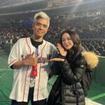 Megumi Han Instagram - ファンフェス16日目（ ） 日々の余韻の中で、まだあの日に帰ることのできる、心の記憶よ。 ⌘＿＿＿＿＿＿＿＿＿＿＿＿＿＿＿＿＿＿＿＿ ①未だ見ぬレポリットと！！ かわいいねぇ！！ どんな物語が待ち受けているのか楽しみです。 いまエモートのレポリットダンスがホットだけれど、私がそのエモートを習得するのは、いつになるだろう。（遠い目） 夏までにはと思っているけれど、みんな、そのときは受け入れてくれよな・・・！！ ￣￣￣￣￣￣￣￣￣￣￣￣￣￣￣￣￣￣￣￣⌘ ②前廣和豊さんと！！ FF16のクリエイティブディレクターである前廣さん。 収録の度に、大変お世話になりました。 また、FF14では「蒼天のイシュガルド」のメインシナリオライター。 ちょうどこのときパッチ3.0（蒼天の大きな一区切り）までをクリアしてからの登壇したのですが、皆さんの言う「教皇庁のやばさ」を見事に喰らった後だったので、情緒が掻き乱されておりましたが、3.3、3.4とクリアした今、また、やられました。 いまは、フレンドさんに教えて頂いた「蒼天秘話」を読み進めているところで、また、視界を熱く滲ませております。 クリスタルを巡る探求の旅を、ありがとうございます。 ⌘＿＿＿＿＿＿＿＿＿＿＿＿＿＿＿＿＿＿＿＿ ③高井浩さんと前廣和豊さん！！ 大好きな野犬の群れ本部のお二人です！！ 新春麻雀大会のステージには、FF16でお世話になった皆さんがいらっしゃいました！！ 宣伝担当されていた方々にも此処でお会いすることができて嬉しかったなぁ。 手始めに、ドマ式麻雀、覚えるかぁ…💭🀄️ ￣￣￣￣￣￣￣￣￣￣￣￣￣￣￣￣￣￣￣￣⌘ ④前廣和豊さんと松野泰己さん！ 見守ることで楽しんできたFFの世界でしたが、初めて自分自身で歩み、物語の結末まで到達する事ができたタイトル。 『ファイナルファンタジータクティクス　獅子戦争』 このお二人にお会いすると、そのときの旅の記憶が蘇ります。 重厚な物語とエンディングの衝撃は、今でも忘れられません。 FF16にも何処か、その遺伝子を感じました。 やっぱり、ドマ式麻雀（以下略） ￣￣￣￣￣￣￣￣￣￣￣￣￣￣￣￣￣￣￣￣⌘ ⑤モルボルさんこと室内俊夫さん。 FF14の歩みをアーカイブなどで振り返る中で、このお方にも、本作をはじめるきっかけと楽しさを教わっておりました。 （御本人を前に伝えられなかった…） いつも真摯にヒカセンたちと向き合って下さって、本当にありがとうございます。 ￣￣￣￣￣￣￣￣￣￣￣￣￣￣￣￣￣￣￣￣⌘ #FF14 #FINALFANTASYXIV #FF16 #FINALFANTASYXVI #FFXIVFanFast 2024 #FF14ファンフェス 東京ドーム