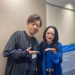 Megumi Han Instagram - 💠 FINAL FANTASY FAN FESTIVAL 2024 in TOKYO 💠 ⌘＿＿＿＿＿＿＿＿＿＿＿＿＿＿＿＿＿＿＿＿ ありがとう、FF14。 ありがとう、すべての光の戦士たち。 これからも、どうか、終わらない旅を。 ￣￣￣￣￣￣￣￣￣￣￣￣￣￣￣￣￣￣￣￣⌘ 東京ドームが光の戦士たちの熱気に包まれたファンフェスから1週間。 未だ私の心は高揚し、火照り、あの日の熱の中にいます。 ヒカセンである皆さんにとってもそうであったらいいなと、タイムラインを彷徨っていると、ファンフェス3日目、4日目、5日目と有志で開催されているのを見つけて、とても愛おしく思いました。 FF14の新生10周年を祝して開催された、今回のファンフェス。 Day1は、一般でチケットを取って、客席からの参加。 Day2は、恐縮ながらも、ステージ上からの参加でした。 ねぇ、最高だったねぇ。 ドームには、エオルゼアの地に初めて降り立ったときのような光景が広がっていました。 自分が冒険者として、最初にグリダニアを訪れたとき。 あゝ同じ時間、同じ場所に、こんなにもたくさんの人たちが冒険しているんだという感動が、再び。 まだまだFF14をはじめて間もないのですが、曲がりなりにも冒険をしていて、聞いて、感じて、考えたことなので、改めて、こちらでも認（したた）めさせて下さい。 FF14と皆さんの、これまでの軌跡を辿っていくと、10年前に出逢っていたかったという想いもありました。 だけど、10年経った今、こうしてエオルゼアを旅し、幾多の瞬間に巡り逢える事が、本当に堪らなく幸せです。 駆け出しのヒカセンながらも、皆さんと新生10周年を祝福する場に立ち会う事が出来て、心から光栄に思います。 さらに会場には、レガシーの方々もいらっしゃいました。その方々は、新生するよりも前、もっと長いときを、XIVと共に歩んでこられたわけで。 その再建を担った吉Pこと吉田直樹さんをはじめとする、第3開発部の皆さんが懸けてきた想いと時間に向き合うとき、その一つ、一つにお返ししていきたい気持ちが湧き上がってくるけれど、それはこの世界でめぇいっぱい楽しむ事でお返しできたらと思います。 改めて、すべての出会いに感謝を。 ⌘＿＿＿＿＿＿＿＿＿＿＿＿＿＿＿＿＿＿＿＿ このファンフェス2日間の最後の、さいご。 すべてのラインナップが終わって 開発陣の皆さんの言葉に 視界を滲ませていたら ヒカセンの帰りを心配し 再び花道を駆けてきたあの方が 静寂の中で一言。 「ありがとうございました！！！！！！！！！！！！！！」 吉田さんのマイクを通さずダイレクトに伝わってくる感謝の言葉が、あまりにも真っ直ぐで… こちらこそ、本当にありがとうございました。 初めてのMMO RPGがFF14で本当によかったです。 ⌘＿＿＿＿＿＿＿＿＿＿＿＿＿＿＿＿＿＿＿＿ 日々大きな変化に見舞われておりますが、ヒカセンの皆さん、これからも、この世界を、みんなのファイナルファンタジーを、大いに楽しんで参りましょうね。 ⌘＿＿＿＿＿＿＿＿＿＿＿＿＿＿＿＿＿＿＿＿ （ファンフェス終わりのホヤホヤでグタグタなトークを、Xのスペースでしていたら、翌日、いつもお世話になっているヒカセンのフレンドさんの弟君が、金テープを手渡して下さいました。ヒカセンの皆さんが周囲のヒカセンの方々に配っていたそう。ご姉弟そろってお優しいんだ。ありがとうございます。俺たちのファンフェス3日目） #FF14 #FINALFANTASYXIV #FFXIVFanFest 2024 #FF14ファンフェス