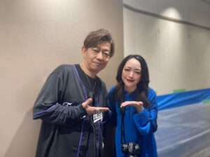 Megumi Han Instagram - 💠 FINAL FANTASY FAN FESTIVAL 2024 in TOKYO 💠

⌘＿＿＿＿＿＿＿＿＿＿＿＿＿＿＿＿＿＿＿＿

ありがとう、FF14。

ありがとう、すべての光の戦士たち。

これからも、どうか、終わらない旅を。

￣￣￣￣￣￣￣￣￣￣￣￣￣￣￣￣￣￣￣￣⌘ 

東京ドームが光の戦士たちの熱気に包まれたファンフェスから1週間。
未だ私の心は高揚し、火照り、あの日の熱の中にいます。

ヒカセンである皆さんにとってもそうであったらいいなと、タイムラインを彷徨っていると、ファンフェス3日目、4日目、5日目と有志で開催されているのを見つけて、とても愛おしく思いました。

FF14の新生10周年を祝して開催された、今回のファンフェス。

Day1は、一般でチケットを取って、客席からの参加。
Day2は、恐縮ながらも、ステージ上からの参加でした。

ねぇ、最高だったねぇ。

ドームには、エオルゼアの地に初めて降り立ったときのような光景が広がっていました。

自分が冒険者として、最初にグリダニアを訪れたとき。

あゝ同じ時間、同じ場所に、こんなにもたくさんの人たちが冒険しているんだという感動が、再び。

まだまだFF14をはじめて間もないのですが、曲がりなりにも冒険をしていて、聞いて、感じて、考えたことなので、改めて、こちらでも認（したた）めさせて下さい。

FF14と皆さんの、これまでの軌跡を辿っていくと、10年前に出逢っていたかったという想いもありました。

だけど、10年経った今、こうしてエオルゼアを旅し、幾多の瞬間に巡り逢える事が、本当に堪らなく幸せです。

駆け出しのヒカセンながらも、皆さんと新生10周年を祝福する場に立ち会う事が出来て、心から光栄に思います。

さらに会場には、レガシーの方々もいらっしゃいました。その方々は、新生するよりも前、もっと長いときを、XIVと共に歩んでこられたわけで。

その再建を担った吉Pこと吉田直樹さんをはじめとする、第3開発部の皆さんが懸けてきた想いと時間に向き合うとき、その一つ、一つにお返ししていきたい気持ちが湧き上がってくるけれど、それはこの世界でめぇいっぱい楽しむ事でお返しできたらと思います。

改めて、すべての出会いに感謝を。

⌘＿＿＿＿＿＿＿＿＿＿＿＿＿＿＿＿＿＿＿＿

このファンフェス2日間の最後の、さいご。

すべてのラインナップが終わって
開発陣の皆さんの言葉に
視界を滲ませていたら

ヒカセンの帰りを心配し
再び花道を駆けてきたあの方が
静寂の中で一言。

「ありがとうございました！！！！！！！！！！！！！！」

吉田さんのマイクを通さずダイレクトに伝わってくる感謝の言葉が、あまりにも真っ直ぐで…

こちらこそ、本当にありがとうございました。

初めてのMMO RPGがFF14で本当によかったです。

⌘＿＿＿＿＿＿＿＿＿＿＿＿＿＿＿＿＿＿＿＿

日々大きな変化に見舞われておりますが、ヒカセンの皆さん、これからも、この世界を、みんなのファイナルファンタジーを、大いに楽しんで参りましょうね。

⌘＿＿＿＿＿＿＿＿＿＿＿＿＿＿＿＿＿＿＿＿

（ファンフェス終わりのホヤホヤでグタグタなトークを、Xのスペースでしていたら、翌日、いつもお世話になっているヒカセンのフレンドさんの弟君が、金テープを手渡して下さいました。ヒカセンの皆さんが周囲のヒカセンの方々に配っていたそう。ご姉弟そろってお優しいんだ。ありがとうございます。俺たちのファンフェス3日目）

#FF14
#FINALFANTASYXIV
#FFXIVFanFest 2024
#FF14ファンフェス