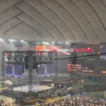Megumi Han Instagram - 💠 FINAL FANTASY FAN FESTIVAL 2024 in TOKYO 💠 ⌘＿＿＿＿＿＿＿＿＿＿＿＿＿＿＿＿＿＿＿＿ ありがとう、FF14。 ありがとう、すべての光の戦士たち。 これからも、どうか、終わらない旅を。 ￣￣￣￣￣￣￣￣￣￣￣￣￣￣￣￣￣￣￣￣⌘ 東京ドームが光の戦士たちの熱気に包まれたファンフェスから1週間。 未だ私の心は高揚し、火照り、あの日の熱の中にいます。 ヒカセンである皆さんにとってもそうであったらいいなと、タイムラインを彷徨っていると、ファンフェス3日目、4日目、5日目と有志で開催されているのを見つけて、とても愛おしく思いました。 FF14の新生10周年を祝して開催された、今回のファンフェス。 Day1は、一般でチケットを取って、客席からの参加。 Day2は、恐縮ながらも、ステージ上からの参加でした。 ねぇ、最高だったねぇ。 ドームには、エオルゼアの地に初めて降り立ったときのような光景が広がっていました。 自分が冒険者として、最初にグリダニアを訪れたとき。 あゝ同じ時間、同じ場所に、こんなにもたくさんの人たちが冒険しているんだという感動が、再び。 まだまだFF14をはじめて間もないのですが、曲がりなりにも冒険をしていて、聞いて、感じて、考えたことなので、改めて、こちらでも認（したた）めさせて下さい。 FF14と皆さんの、これまでの軌跡を辿っていくと、10年前に出逢っていたかったという想いもありました。 だけど、10年経った今、こうしてエオルゼアを旅し、幾多の瞬間に巡り逢える事が、本当に堪らなく幸せです。 駆け出しのヒカセンながらも、皆さんと新生10周年を祝福する場に立ち会う事が出来て、心から光栄に思います。 さらに会場には、レガシーの方々もいらっしゃいました。その方々は、新生するよりも前、もっと長いときを、XIVと共に歩んでこられたわけで。 その再建を担った吉Pこと吉田直樹さんをはじめとする、第3開発部の皆さんが懸けてきた想いと時間に向き合うとき、その一つ、一つにお返ししていきたい気持ちが湧き上がってくるけれど、それはこの世界でめぇいっぱい楽しむ事でお返しできたらと思います。 改めて、すべての出会いに感謝を。 ⌘＿＿＿＿＿＿＿＿＿＿＿＿＿＿＿＿＿＿＿＿ このファンフェス2日間の最後の、さいご。 すべてのラインナップが終わって 開発陣の皆さんの言葉に 視界を滲ませていたら ヒカセンの帰りを心配し 再び花道を駆けてきたあの方が 静寂の中で一言。 「ありがとうございました！！！！！！！！！！！！！！」 吉田さんのマイクを通さずダイレクトに伝わってくる感謝の言葉が、あまりにも真っ直ぐで… こちらこそ、本当にありがとうございました。 初めてのMMO RPGがFF14で本当によかったです。 ⌘＿＿＿＿＿＿＿＿＿＿＿＿＿＿＿＿＿＿＿＿ 日々大きな変化に見舞われておりますが、ヒカセンの皆さん、これからも、この世界を、みんなのファイナルファンタジーを、大いに楽しんで参りましょうね。 ⌘＿＿＿＿＿＿＿＿＿＿＿＿＿＿＿＿＿＿＿＿ （ファンフェス終わりのホヤホヤでグタグタなトークを、Xのスペースでしていたら、翌日、いつもお世話になっているヒカセンのフレンドさんの弟君が、金テープを手渡して下さいました。ヒカセンの皆さんが周囲のヒカセンの方々に配っていたそう。ご姉弟そろってお優しいんだ。ありがとうございます。俺たちのファンフェス3日目） #FF14 #FINALFANTASYXIV #FFXIVFanFest 2024 #FF14ファンフェス