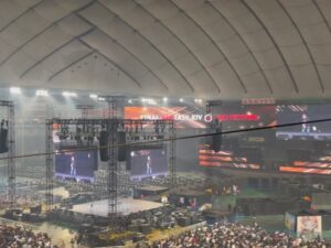 Megumi Han Instagram - 💠 FINAL FANTASY FAN FESTIVAL 2024 in TOKYO 💠

⌘＿＿＿＿＿＿＿＿＿＿＿＿＿＿＿＿＿＿＿＿

ありがとう、FF14。

ありがとう、すべての光の戦士たち。

これからも、どうか、終わらない旅を。

￣￣￣￣￣￣￣￣￣￣￣￣￣￣￣￣￣￣￣￣⌘ 

東京ドームが光の戦士たちの熱気に包まれたファンフェスから1週間。
未だ私の心は高揚し、火照り、あの日の熱の中にいます。

ヒカセンである皆さんにとってもそうであったらいいなと、タイムラインを彷徨っていると、ファンフェス3日目、4日目、5日目と有志で開催されているのを見つけて、とても愛おしく思いました。

FF14の新生10周年を祝して開催された、今回のファンフェス。

Day1は、一般でチケットを取って、客席からの参加。
Day2は、恐縮ながらも、ステージ上からの参加でした。

ねぇ、最高だったねぇ。

ドームには、エオルゼアの地に初めて降り立ったときのような光景が広がっていました。

自分が冒険者として、最初にグリダニアを訪れたとき。

あゝ同じ時間、同じ場所に、こんなにもたくさんの人たちが冒険しているんだという感動が、再び。

まだまだFF14をはじめて間もないのですが、曲がりなりにも冒険をしていて、聞いて、感じて、考えたことなので、改めて、こちらでも認（したた）めさせて下さい。

FF14と皆さんの、これまでの軌跡を辿っていくと、10年前に出逢っていたかったという想いもありました。

だけど、10年経った今、こうしてエオルゼアを旅し、幾多の瞬間に巡り逢える事が、本当に堪らなく幸せです。

駆け出しのヒカセンながらも、皆さんと新生10周年を祝福する場に立ち会う事が出来て、心から光栄に思います。

さらに会場には、レガシーの方々もいらっしゃいました。その方々は、新生するよりも前、もっと長いときを、XIVと共に歩んでこられたわけで。

その再建を担った吉Pこと吉田直樹さんをはじめとする、第3開発部の皆さんが懸けてきた想いと時間に向き合うとき、その一つ、一つにお返ししていきたい気持ちが湧き上がってくるけれど、それはこの世界でめぇいっぱい楽しむ事でお返しできたらと思います。

改めて、すべての出会いに感謝を。

⌘＿＿＿＿＿＿＿＿＿＿＿＿＿＿＿＿＿＿＿＿

このファンフェス2日間の最後の、さいご。

すべてのラインナップが終わって
開発陣の皆さんの言葉に
視界を滲ませていたら

ヒカセンの帰りを心配し
再び花道を駆けてきたあの方が
静寂の中で一言。

「ありがとうございました！！！！！！！！！！！！！！」

吉田さんのマイクを通さずダイレクトに伝わってくる感謝の言葉が、あまりにも真っ直ぐで…

こちらこそ、本当にありがとうございました。

初めてのMMO RPGがFF14で本当によかったです。

⌘＿＿＿＿＿＿＿＿＿＿＿＿＿＿＿＿＿＿＿＿

日々大きな変化に見舞われておりますが、ヒカセンの皆さん、これからも、この世界を、みんなのファイナルファンタジーを、大いに楽しんで参りましょうね。

⌘＿＿＿＿＿＿＿＿＿＿＿＿＿＿＿＿＿＿＿＿

（ファンフェス終わりのホヤホヤでグタグタなトークを、Xのスペースでしていたら、翌日、いつもお世話になっているヒカセンのフレンドさんの弟君が、金テープを手渡して下さいました。ヒカセンの皆さんが周囲のヒカセンの方々に配っていたそう。ご姉弟そろってお優しいんだ。ありがとうございます。俺たちのファンフェス3日目）

#FF14
#FINALFANTASYXIV
#FFXIVFanFest 2024
#FF14ファンフェス