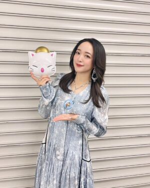 Megumi Han Instagram - 💠 FINAL FANTASY XIVFAN FESTIVAL 2024 in TOKYO 💠

『FINAL FANTASY XIV』の10周年を祝したファンフェスが
東京ドームで開催されてから1週間が経たんとしています。

未だ余韻ひたひたなのですが
ようやく言葉にできそうな気がしてきたので
こちらでも認（したた）めていこうかと思います。

まずはこの日を彩ってくれた素敵なお衣装たちをご紹介。

わたくしめのミラプリです。

👗 #dress ... @murralofficial

👠 #pumps ... @dianashoespress

💍 #earring / #necklace / #ring ... @swarovski

ドレスは、一目見た時から、決めていました🤝

物語冒頭
冒険者とハイデリンとの出会いをイメージして
選ばせて頂きました。
素敵でしょう？

"Letter" long dress といって
空から降り注ぐ粉雪を
小さな記憶に見立てて
デザイナーさんが実際に撮影した雪を
ドレスに落とし込んでいるんですって。

もう、蒼天のイシュガルドなんですよ。（巨大感情）

パンプスは、今年の初物。
長く愛用させて頂いているダイアナさんで新調。
まだ見ぬ旅の、大きな終着点、暁月のフィナーレ
未来へと歩みを進めるENDWALKERをイメージしました。

イヤリングは、ハイデリンそのもの。
こんなにもピッタリなことありますか。
思わずスクショと並べてしまいました。

ネックレスやリングは
エオルゼアに輝く星をイメージして。

その星の先端には、オルシュファンの缶バッジ。
こちらは日頃よりお世話になっている光の戦士のフレンドさんから
ファンフェス1日目にいただいたもの。

かつてその方は『光のお父さん』の著者であるマイディーさんのFCに所属していた方なんです。

エオルゼアの地に降り立ってからというもの
出逢えたヒカセンの皆さんの想いを共に
この日のステージへ連れていきたいと思い
ファンフェスへ臨みました。

その想いと決意は、また改めて次の投稿で。