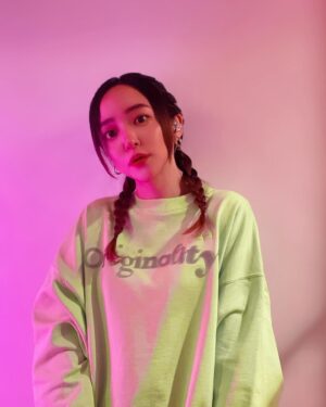 Megumi Han Instagram - 💚 🩷 💚 🩷

蛍光色、好きです。

このスウェット、セットアップなんですよ。

これで大都会を練り歩きたい。（願望）