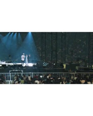 Megumi Han Instagram - 💠 FINAL FANTASY XIVFAN FESTIVAL 2024 in TOKYO 💠

『FINAL FANTASY XIV』の10周年を祝したファンフェスが
東京ドームで開催されてから1週間が経たんとしています。

未だ余韻ひたひたなのですが
ようやく言葉にできそうな気がしてきたので
こちらでも認（したた）めていこうかと思います。

まずはこの日を彩ってくれた素敵なお衣装たちをご紹介。

わたくしめのミラプリです。

👗 #dress ... @murralofficial

👠 #pumps ... @dianashoespress

💍 #earring / #necklace / #ring ... @swarovski

ドレスは、一目見た時から、決めていました🤝

物語冒頭
冒険者とハイデリンとの出会いをイメージして
選ばせて頂きました。
素敵でしょう？

"Letter" long dress といって
空から降り注ぐ粉雪を
小さな記憶に見立てて
デザイナーさんが実際に撮影した雪を
ドレスに落とし込んでいるんですって。

もう、蒼天のイシュガルドなんですよ。（巨大感情）

パンプスは、今年の初物。
長く愛用させて頂いているダイアナさんで新調。
まだ見ぬ旅の、大きな終着点、暁月のフィナーレ
未来へと歩みを進めるENDWALKERをイメージしました。

イヤリングは、ハイデリンそのもの。
こんなにもピッタリなことありますか。
思わずスクショと並べてしまいました。

ネックレスやリングは
エオルゼアに輝く星をイメージして。

その星の先端には、オルシュファンの缶バッジ。
こちらは日頃よりお世話になっている光の戦士のフレンドさんから
ファンフェス1日目にいただいたもの。

かつてその方は『光のお父さん』の著者であるマイディーさんのFCに所属していた方なんです。

エオルゼアの地に降り立ってからというもの
出逢えたヒカセンの皆さんの想いを共に
この日のステージへ連れていきたいと思い
ファンフェスへ臨みました。

その想いと決意は、また改めて次の投稿で。