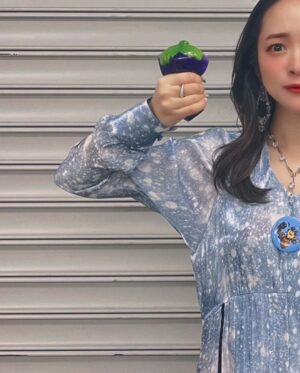 Megumi Han Instagram - 💠 FINAL FANTASY XIVFAN FESTIVAL 2024 in TOKYO 💠

『FINAL FANTASY XIV』の10周年を祝したファンフェスが
東京ドームで開催されてから1週間が経たんとしています。

未だ余韻ひたひたなのですが
ようやく言葉にできそうな気がしてきたので
こちらでも認（したた）めていこうかと思います。

まずはこの日を彩ってくれた素敵なお衣装たちをご紹介。

わたくしめのミラプリです。

👗 #dress ... @murralofficial

👠 #pumps ... @dianashoespress

💍 #earring / #necklace / #ring ... @swarovski

ドレスは、一目見た時から、決めていました🤝

物語冒頭
冒険者とハイデリンとの出会いをイメージして
選ばせて頂きました。
素敵でしょう？

"Letter" long dress といって
空から降り注ぐ粉雪を
小さな記憶に見立てて
デザイナーさんが実際に撮影した雪を
ドレスに落とし込んでいるんですって。

もう、蒼天のイシュガルドなんですよ。（巨大感情）

パンプスは、今年の初物。
長く愛用させて頂いているダイアナさんで新調。
まだ見ぬ旅の、大きな終着点、暁月のフィナーレ
未来へと歩みを進めるENDWALKERをイメージしました。

イヤリングは、ハイデリンそのもの。
こんなにもピッタリなことありますか。
思わずスクショと並べてしまいました。

ネックレスやリングは
エオルゼアに輝く星をイメージして。

その星の先端には、オルシュファンの缶バッジ。
こちらは日頃よりお世話になっている光の戦士のフレンドさんから
ファンフェス1日目にいただいたもの。

かつてその方は『光のお父さん』の著者であるマイディーさんのFCに所属していた方なんです。

エオルゼアの地に降り立ってからというもの
出逢えたヒカセンの皆さんの想いを共に
この日のステージへ連れていきたいと思い
ファンフェスへ臨みました。

その想いと決意は、また改めて次の投稿で。