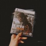 Megumi Han Instagram - 🦠PS5®『The Last of Us Part II Remastered』🦠 有難く頂戴しました。 改めて、本作にてエリー役を吹替えさせて頂いております。 この「Part II」というタイトルの表記が「II」なのは「2人」である事を意味すると、当時、伺いました。 ジョエルとエリーか、エリーとアビーか、それとも…。 ⌘＿＿＿＿＿＿＿＿＿＿＿＿＿＿＿＿＿＿＿＿ IとI。 並んで、向き合って、背中合わせ。 あるいは、それぞれの道を歩むのかもしれないけれど 愛することも、憎むことも、生きることも 一人じゃ成り立たない。 一人じゃ生きられない。 「一人じゃない。」 それを、あなた自身で体験して欲しいです。 ⌘＿＿＿＿＿＿＿＿＿＿＿＿＿＿＿＿＿＿＿＿ ディスクつきのPS5じゃないのだけれど、やはりパッケージとして手元に置いておきたくて、こちらをお願いしました。 後日、還元の意味も込めて、ささやかながらダウンロードを。 シングルプレイヤー向けのローグライクサバイバルモード”NO RETURN”も追加されているので、隅々まで堪能して頂けますと幸いです。 PS4®版をお持ちの方は1,190円（税込）でアップグレード可能だそうなので、是非に。 #TheLastOfUsPartII #TheLastOfUsPartIIRemastered