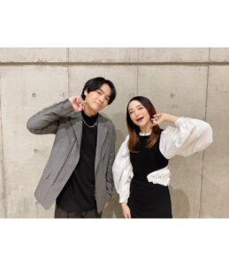 Megumi Han Instagram - 🙊　🙉　🙈 チーム・アトモン。 アニメトレンド大賞にて、榎木淳弥さんと。 Xに載せてたジャンフェスの写真も、ついでに。 流行りのポーズってよくわからなかったから とりあえず榎木くんにギャルピと動脈ピースしてもらったよ。 チーム・アトモンがそろうと いつもマネージャーさんが写真を撮ってくれます。 あ、そうそう、私、アトミックモンキーなんです。（いまさら）