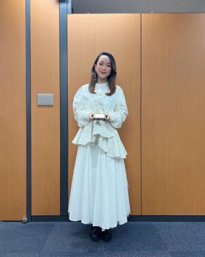 Megumi Han Instagram - 🤍 🤍 🤍

この日のスタイリングは、久芳俊夫さんにお願い致しました！！
ヘアメイクは、今年も一年中、ずっとお世話になり続けました、hijiriさん！！

#shirts ... @united_tokyo
#bustier ... @shiroma_official
#skirt ... @narcissus___official 

久芳さんとは『手裏剣戦隊ニンニンジャー』に携わらせて頂いたときに、ご自身の特撮コラムで対談させて頂いたときに、初めてご一緒させて頂いたのがご縁で、その後も『DEVILMAN crybaby』など数々の作品でアパレルなどのコラボをして下さっていたりしていました！

hijiriさんとは『HUNTER× HUNTER』のもと、ゆずさんと「流れ星キラリ」のレコーディングでご一緒させて頂いたときからのご縁で、ずっとヘアメイクを担当して頂いているのです。数々の作品の、様々な場面に、いつも寄り添い歩んで下さる素敵な方です。

今年の仕事納めをありがとうございました！！