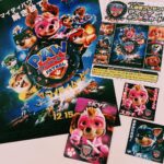 Megumi Han Instagram - 🩷 💙 ❤️ 💛 💚 🧡 🩷 ふたご座流星群が降り注いだ次の日。 流れ星にゆかりのある、この映画が公開となりました。 『パウ・パトロール ザ・マイティ・ムービー』 顔馴染みの面々はもちろんのこと、久しぶりのメンバーや今作で初めて登場するキャラクターたちも加わって、益々パウジョンアップ！ スカイとケントの出会いの物語も明かされます。 もう先週末に、劇場へ足を運んでくれたお友だちもいるのかな？ この冬、愛しのパウ・パトロールのみんなが、たくさんのお友だちに会えますよう、星に願いをかけて。 🐾 __________ 公開初日と同時に、マクドナルドでハッピーセットもスタート！ 行けるメンバーで駆けつけてきました！ 店内では、子供たちがパウ・パトロールのメンバーの名前を呼びながら、マイティパワー全開！ なんとも愛くるしい光景に、幸せのため息が止まりませんでした。 🐾 __________ そして、映画の入場特典のキラキラ光るブロマイド！ 開封の儀を楽しめるように、こんな可愛くて、豪華な仕様の袋に入ってるんです！！ これは、袋ごと保管しておきたいですね。 このブロマイドとシール、公開日にプロデューサーさんが、わざわざ届けに来てくださったんですよ。 なんてありがたいのでしょう。 愛情のかたまりのようなお方です。 パウパトは、キャスト・スタッフ陣と、関わってくださる皆さんが、とても愛情深く、思いやりいっぱいなので、携わって下さった皆さんのライフワークになってほしいし、触れて下さった皆さんに幸せになって欲しいと心から願っています。 それは、見てくれたお友だちにも思っていること。 🐾 __________ それから、キャンディー！ こちらは、エベレスト役の杉田春花さんが、お土産に買ってきてくれました！ なに、この可愛いパッケージ！ みんな、顔隠してるの、最高、可愛い！ キャンディーの柄もパウパトを感じるデザインで！ シークレットでシールも入ってるんです！ 🐾 __________ それから東京駅の改札中、京葉線への通路で発見した広告！ 圧巻ですよね！ ジャンフェス帰りに出会えたので、思わずカメラを回してしまいました！ きっと夢の国へ向かう、夢の国から帰ってきたお友だちへの、心配りを感じる、広告のスポットですよね。 ありがたやぁ。 🐾 __________ 最後は、この間、この目で見た、ふたご座流星群。 ヒット祈願も込めて。