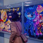 Megumi Han Instagram - 🩷 💙 ❤️ 💛 💚 🧡 🩷 ふたご座流星群が降り注いだ次の日。 流れ星にゆかりのある、この映画が公開となりました。 『パウ・パトロール ザ・マイティ・ムービー』 顔馴染みの面々はもちろんのこと、久しぶりのメンバーや今作で初めて登場するキャラクターたちも加わって、益々パウジョンアップ！ スカイとケントの出会いの物語も明かされます。 もう先週末に、劇場へ足を運んでくれたお友だちもいるのかな？ この冬、愛しのパウ・パトロールのみんなが、たくさんのお友だちに会えますよう、星に願いをかけて。 🐾 __________ 公開初日と同時に、マクドナルドでハッピーセットもスタート！ 行けるメンバーで駆けつけてきました！ 店内では、子供たちがパウ・パトロールのメンバーの名前を呼びながら、マイティパワー全開！ なんとも愛くるしい光景に、幸せのため息が止まりませんでした。 🐾 __________ そして、映画の入場特典のキラキラ光るブロマイド！ 開封の儀を楽しめるように、こんな可愛くて、豪華な仕様の袋に入ってるんです！！ これは、袋ごと保管しておきたいですね。 このブロマイドとシール、公開日にプロデューサーさんが、わざわざ届けに来てくださったんですよ。 なんてありがたいのでしょう。 愛情のかたまりのようなお方です。 パウパトは、キャスト・スタッフ陣と、関わってくださる皆さんが、とても愛情深く、思いやりいっぱいなので、携わって下さった皆さんのライフワークになってほしいし、触れて下さった皆さんに幸せになって欲しいと心から願っています。 それは、見てくれたお友だちにも思っていること。 🐾 __________ それから、キャンディー！ こちらは、エベレスト役の杉田春花さんが、お土産に買ってきてくれました！ なに、この可愛いパッケージ！ みんな、顔隠してるの、最高、可愛い！ キャンディーの柄もパウパトを感じるデザインで！ シークレットでシールも入ってるんです！ 🐾 __________ それから東京駅の改札中、京葉線への通路で発見した広告！ 圧巻ですよね！ ジャンフェス帰りに出会えたので、思わずカメラを回してしまいました！ きっと夢の国へ向かう、夢の国から帰ってきたお友だちへの、心配りを感じる、広告のスポットですよね。 ありがたやぁ。 🐾 __________ 最後は、この間、この目で見た、ふたご座流星群。 ヒット祈願も込めて。