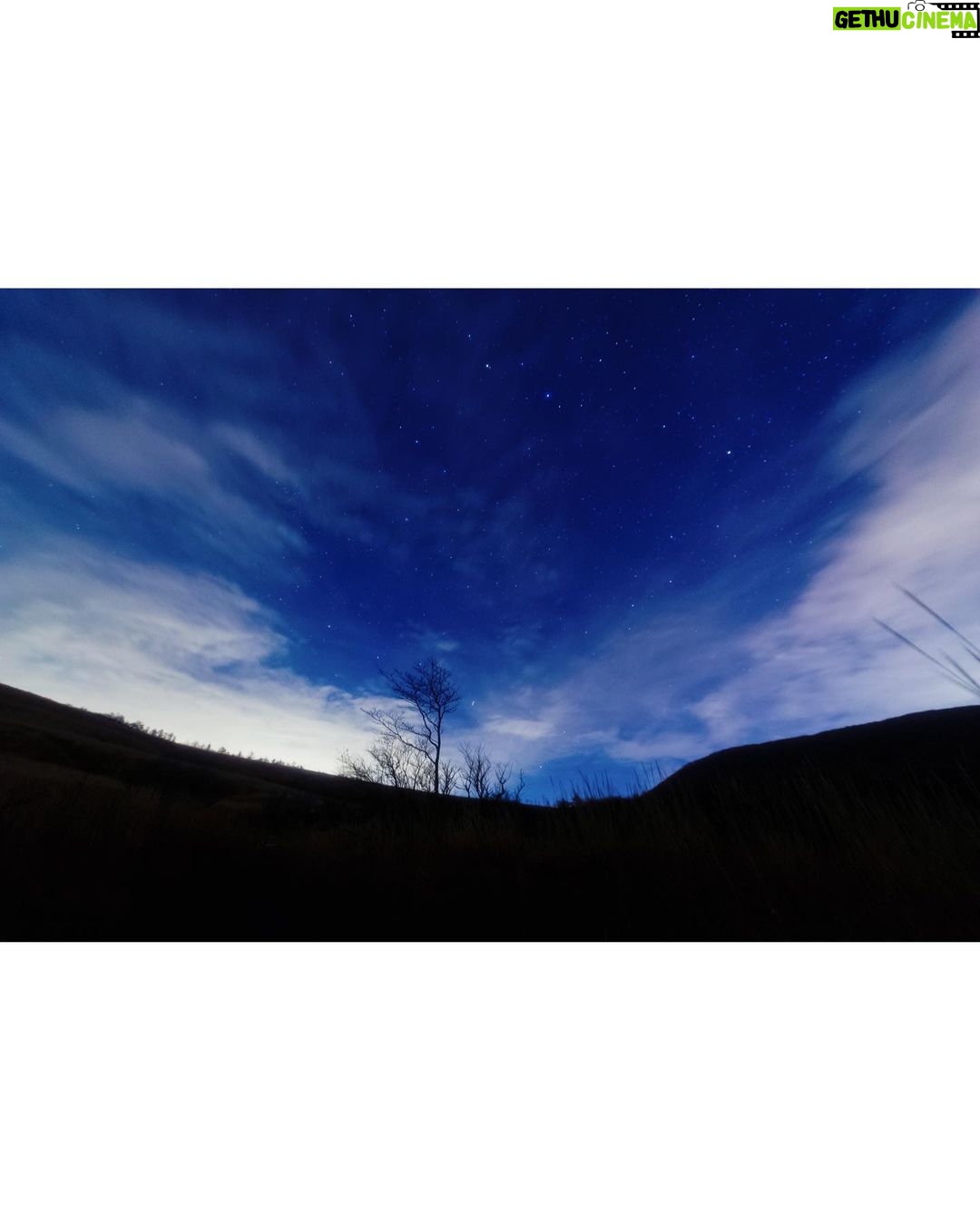 Megumi Han Instagram - 生まれて初めての星見。 ずっと行きたいと願っていた星々の撮影。 ついに念願が叶いました。 ふたご座流星群。 自分の生まれの星座の流星群。 冬の流れ星なんだなぁ。 今年は、良い条件が揃う8年ぶりの好機だったのだそう。 雲の多い時間帯もありましたが、最後には晴れて、この星空です。 この目で見えるよりも遥かに星は多く輝いていました。 だけど、この目で捉えた大きな流星たちを、実際にカメラにおさめるのは、とても難しくて。 それでも捉えられたときの感動は、ひとしお。 わずかに写った線が、流星です。 初めての撮影にしては、上出来だと思います。(ドヤァ) それも自動ではなくアナログで!(ふんす) カメラは、ずっと愛用しているNikon D610。 レンズは、シグマの広角レンズをお借りして。 星見に詳しい皆さんと、初めて星を観測する方々と、実りある時間を過ごしました。 夜空を見上げながら、星々を繋いだり、星にまつわるお話を、たくさん。 寒空の下で飲むココアは、特別なものがありました。 たくさんの奇跡が折り重なって迎えた星降る夜。 星々に魅せられて引き寄せられた星の子たち。 巡り会えたこのご縁に、心から感謝を。 そして、この世界の片隅から幸せを星に願って。 __________ 向かう道中も楽しく、深夜に食べる海老名のSAで食べたラーメンは、絶品でした。 「星見はスポーツだから」とカロリーを蓄えて、身体もポカポカ。 帰り道も、お腹が空いてしまい、談合坂のSAで、星見の皆さんおすすめのチーズクリームどら焼きを頂きました。脳に沁み渡る美味しさでした。 それから、ガチャポンも。 ハンターと推しの子、回しちゃった! 野生の鹿や狸がいたり、雲の中にいる体験をしたりして、時間旅行しました。 #星 #星空 #星空撮影 #星空フォト #流れ星 #流星群 #ふたご座流星群 #star #stars #gemini #shootingstars #shootingstar 山梨県