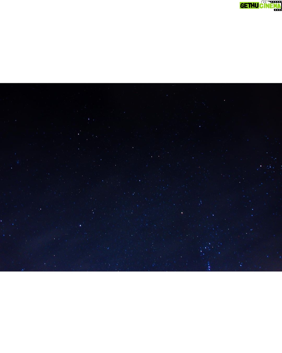 Megumi Han Instagram - 生まれて初めての星見。 ずっと行きたいと願っていた星々の撮影。 ついに念願が叶いました。 ふたご座流星群。 自分の生まれの星座の流星群。 冬の流れ星なんだなぁ。 今年は、良い条件が揃う8年ぶりの好機だったのだそう。 雲の多い時間帯もありましたが、最後には晴れて、この星空です。 この目で見えるよりも遥かに星は多く輝いていました。 だけど、この目で捉えた大きな流星たちを、実際にカメラにおさめるのは、とても難しくて。 それでも捉えられたときの感動は、ひとしお。 わずかに写った線が、流星です。 初めての撮影にしては、上出来だと思います。(ドヤァ) それも自動ではなくアナログで!(ふんす) カメラは、ずっと愛用しているNikon D610。 レンズは、シグマの広角レンズをお借りして。 星見に詳しい皆さんと、初めて星を観測する方々と、実りある時間を過ごしました。 夜空を見上げながら、星々を繋いだり、星にまつわるお話を、たくさん。 寒空の下で飲むココアは、特別なものがありました。 たくさんの奇跡が折り重なって迎えた星降る夜。 星々に魅せられて引き寄せられた星の子たち。 巡り会えたこのご縁に、心から感謝を。 そして、この世界の片隅から幸せを星に願って。 __________ 向かう道中も楽しく、深夜に食べる海老名のSAで食べたラーメンは、絶品でした。 「星見はスポーツだから」とカロリーを蓄えて、身体もポカポカ。 帰り道も、お腹が空いてしまい、談合坂のSAで、星見の皆さんおすすめのチーズクリームどら焼きを頂きました。脳に沁み渡る美味しさでした。 それから、ガチャポンも。 ハンターと推しの子、回しちゃった! 野生の鹿や狸がいたり、雲の中にいる体験をしたりして、時間旅行しました。 #星 #星空 #星空撮影 #星空フォト #流れ星 #流星群 #ふたご座流星群 #star #stars #gemini #shootingstars #shootingstar 山梨県