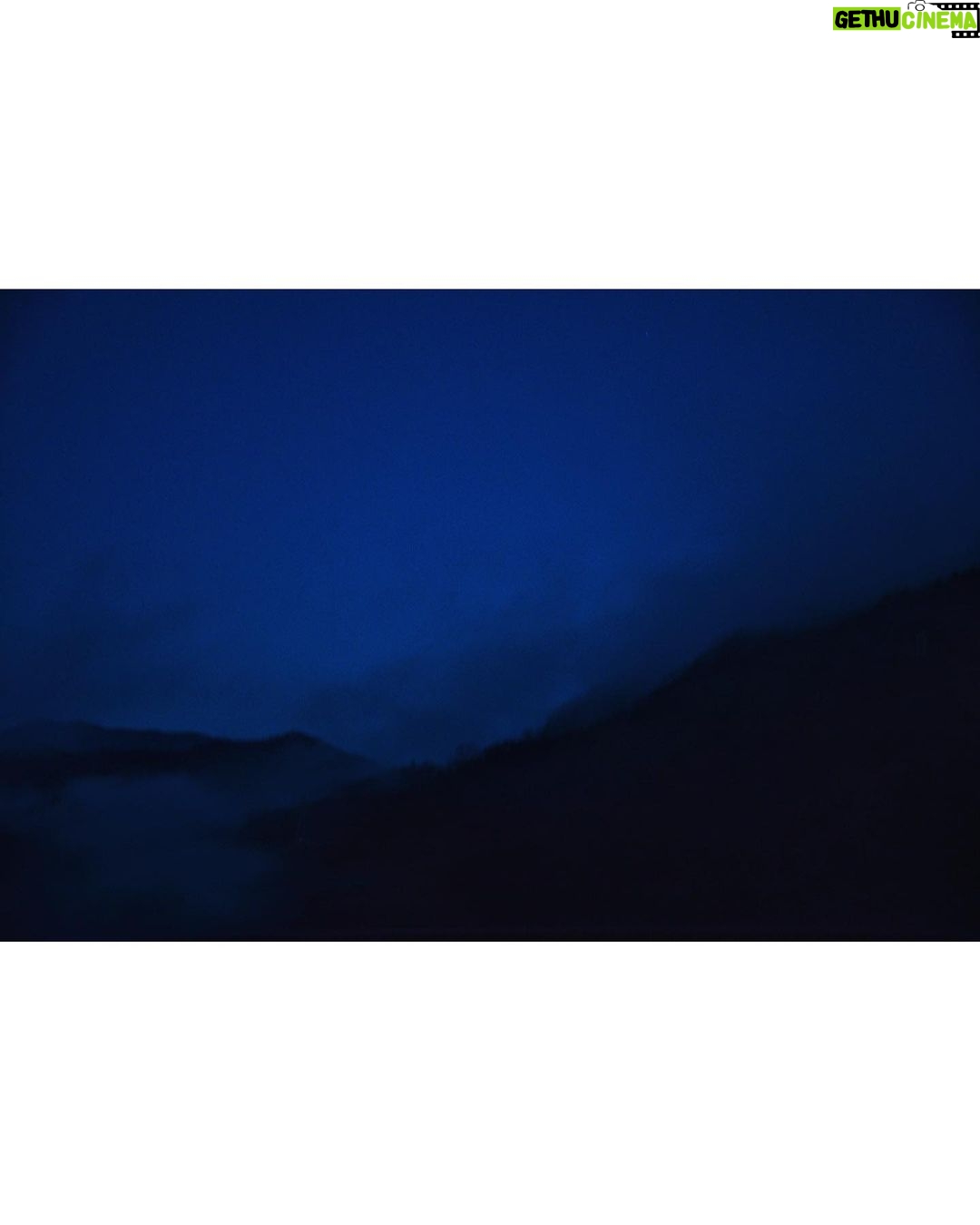 Megumi Han Instagram - 生まれて初めての星見。 ずっと行きたいと願っていた星々の撮影。 ついに念願が叶いました。 ふたご座流星群。 自分の生まれの星座の流星群。 冬の流れ星なんだなぁ。 今年は、良い条件が揃う8年ぶりの好機だったのだそう。 雲の多い時間帯もありましたが、最後には晴れて、この星空です。 この目で見えるよりも遥かに星は多く輝いていました。 だけど、この目で捉えた大きな流星たちを、実際にカメラにおさめるのは、とても難しくて。 それでも捉えられたときの感動は、ひとしお。 わずかに写った線が、流星です。 初めての撮影にしては、上出来だと思います。(ドヤァ) それも自動ではなくアナログで!(ふんす) カメラは、ずっと愛用しているNikon D610。 レンズは、シグマの広角レンズをお借りして。 星見に詳しい皆さんと、初めて星を観測する方々と、実りある時間を過ごしました。 夜空を見上げながら、星々を繋いだり、星にまつわるお話を、たくさん。 寒空の下で飲むココアは、特別なものがありました。 たくさんの奇跡が折り重なって迎えた星降る夜。 星々に魅せられて引き寄せられた星の子たち。 巡り会えたこのご縁に、心から感謝を。 そして、この世界の片隅から幸せを星に願って。 __________ 向かう道中も楽しく、深夜に食べる海老名のSAで食べたラーメンは、絶品でした。 「星見はスポーツだから」とカロリーを蓄えて、身体もポカポカ。 帰り道も、お腹が空いてしまい、談合坂のSAで、星見の皆さんおすすめのチーズクリームどら焼きを頂きました。脳に沁み渡る美味しさでした。 それから、ガチャポンも。 ハンターと推しの子、回しちゃった! 野生の鹿や狸がいたり、雲の中にいる体験をしたりして、時間旅行しました。 #星 #星空 #星空撮影 #星空フォト #流れ星 #流星群 #ふたご座流星群 #star #stars #gemini #shootingstars #shootingstar 山梨県