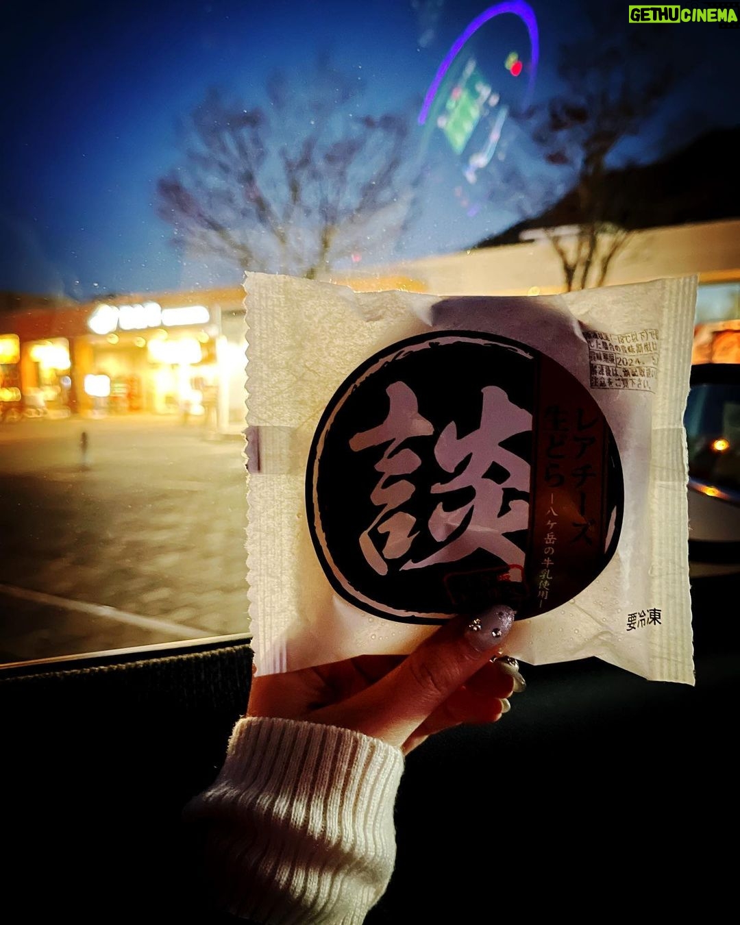 Megumi Han Instagram - 生まれて初めての星見。 ずっと行きたいと願っていた星々の撮影。 ついに念願が叶いました。 ふたご座流星群。 自分の生まれの星座の流星群。 冬の流れ星なんだなぁ。 今年は、良い条件が揃う8年ぶりの好機だったのだそう。 雲の多い時間帯もありましたが、最後には晴れて、この星空です。 この目で見えるよりも遥かに星は多く輝いていました。 だけど、この目で捉えた大きな流星たちを、実際にカメラにおさめるのは、とても難しくて。 それでも捉えられたときの感動は、ひとしお。 わずかに写った線が、流星です。 初めての撮影にしては、上出来だと思います。(ドヤァ) それも自動ではなくアナログで!(ふんす) カメラは、ずっと愛用しているNikon D610。 レンズは、シグマの広角レンズをお借りして。 星見に詳しい皆さんと、初めて星を観測する方々と、実りある時間を過ごしました。 夜空を見上げながら、星々を繋いだり、星にまつわるお話を、たくさん。 寒空の下で飲むココアは、特別なものがありました。 たくさんの奇跡が折り重なって迎えた星降る夜。 星々に魅せられて引き寄せられた星の子たち。 巡り会えたこのご縁に、心から感謝を。 そして、この世界の片隅から幸せを星に願って。 __________ 向かう道中も楽しく、深夜に食べる海老名のSAで食べたラーメンは、絶品でした。 「星見はスポーツだから」とカロリーを蓄えて、身体もポカポカ。 帰り道も、お腹が空いてしまい、談合坂のSAで、星見の皆さんおすすめのチーズクリームどら焼きを頂きました。脳に沁み渡る美味しさでした。 それから、ガチャポンも。 ハンターと推しの子、回しちゃった! 野生の鹿や狸がいたり、雲の中にいる体験をしたりして、時間旅行しました。 #星 #星空 #星空撮影 #星空フォト #流れ星 #流星群 #ふたご座流星群 #star #stars #gemini #shootingstars #shootingstar 山梨県