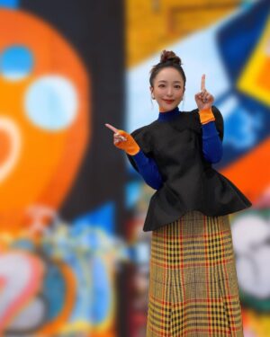 Megumi Han Instagram - 💙　🧡　💛　🖤

この日は、全身ENFÖLDでした！

#tops / #knit / #skirt ... @enfold_official #enfold 

トップスとニットは、PS（プレスプリング）！
AWかと思ってたけど、ファッション界は早めの春のようです😳

スカートは、2019のAWのもので、実は一度、イベントでも着させて頂いているんだけれど、組み合わせがドンピシャすぎて、もう一度、ステージに！

ご好評だったみたいで嬉しい🥳

なかなか店頭に行く事が出来ていなかったので、かなり久しぶりになってしまいましたが、いつも素敵なご提案、ありがとうございます🙏❤️

自分で衣装用意していて思うのが「一度着たものを着られないなんて、誰が決めたの！」「あまりにも勿体無いじゃない！」ってこと。

一年の中、一ヶ月の中、一週間の中で、日常的に、同じ服、着るもんね？😉🌟