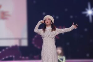 Megumi Han Instagram - 🤍outfit🤍

🍓【 #推しの子 】苺プロファン感謝祭🍓

ステージのお写真を頂いたので、この日のお衣装たちとご紹介！

🤍 #onepiece ／ #bustier ... @murralofficial 
🤍 #beret ／ ... @laulhere_france 
🤍 #broach ... @celford_official
🤍 #ring ／ #earings ... @swarovski

ワンピースとビスチェは、ずっとこれと決めていたんです。
そんなタイミングで月に一度の「MURRAL SALON」が開かれていたので、試着と購入をしてきました！（間に合わせて頂き、ありがとうございました😭）

私は、なるべくいつも、自分で衣装を選びます。

ファッションがもともと好きだということもあるけれど、こうした衣装選びも、作品や役について考える大切なアウトプット・インプットの時間だから。

そして、この衣装を纏うことによって、皆さんに喜んでもらけるように、そんなことを思い浮かべながら。

作品や役のおかげで、色んなスタイルやカラーに挑戦できるというのもありますし、いいことづくし！