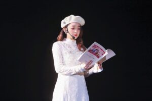 Megumi Han Instagram - 🤍outfit🤍

🍓【 #推しの子 】苺プロファン感謝祭🍓

ステージのお写真を頂いたので、この日のお衣装たちとご紹介！

🤍 #onepiece ／ #bustier ... @murralofficial 
🤍 #beret ／ ... @laulhere_france 
🤍 #broach ... @celford_official
🤍 #ring ／ #earings ... @swarovski

ワンピースとビスチェは、ずっとこれと決めていたんです。
そんなタイミングで月に一度の「MURRAL SALON」が開かれていたので、試着と購入をしてきました！（間に合わせて頂き、ありがとうございました😭）

私は、なるべくいつも、自分で衣装を選びます。

ファッションがもともと好きだということもあるけれど、こうした衣装選びも、作品や役について考える大切なアウトプット・インプットの時間だから。

そして、この衣装を纏うことによって、皆さんに喜んでもらけるように、そんなことを思い浮かべながら。

作品や役のおかげで、色んなスタイルやカラーに挑戦できるというのもありますし、いいことづくし！