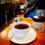 Megumi Han Instagram - 「 や っ て る よ 」 その節、収録がてら、大好きな喫茶店へ、新年のご挨拶。 今年もマスターご夫婦が 和かで笑顔で素敵に迎え入れ下さいました。 来月から、また頻繁に通えることになりそうで嬉しい。 そのときは、ゆっくりランチでもできるといいなぁ。 お世話になっている方々との 久しぶりの再会も 此処で果たせるといいなぁ。 それから、いつものチョコ、頂いちゃいました。 今度、私も美味しい手土産、持ってこよう。 この日は、ラジオから寺尾 聰の『ルビーの指輪』が流れていました。 かっこよすぎるよ・・・。 飯田橋