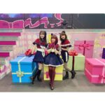 Megumi Han Instagram - 【推しの子】🍓苺プロファン感謝祭2023 イベントから早くも一週間が経たんとしています。 この一週間の体感、人生最速かもしれないです。 改めて、先日は、たくさんのご来場とご視聴、想いを届けて下さって、ありがとうございました。 一つ前の投稿では、イベント前半を振り返りながら、想いをしたためましたが、後半はライブパートのお話です。 有馬かな役に選んで頂いた、その瞬間から、いつか皆さんの前で披露する日が来るであろうと、たかを括っていました。 これは決してネガティブな気持ちではなく、自分が一ファンとしてお客さんの立場になって考えたとき、それ（ライブ）がなかったら「嘘だ！！！！」と思っていたからです。 今回のイベントについてオファーがあった時の事は、瑠美ちゃんも投稿でお話しされていましたが「やるなら完全再現」。 私も同じ想いでおりました。 ごまちゃんも瑠美ちゃんも、同じ想いで。 ありがとう、二人とも。 もとよりその想いでいてくれたんだと思うんですけどね。 でも、ごまちゃんがルビーで、瑠美ちゃんがMEMちょで、本当に良かったと、今回のイベントを経て、改めて思いました。 そして、やっぱり、りえちゃんがアイなんだなぁって。 コンテンツのもと、衣装を纏って歌って踊ってパフォーマンスするということが多くなかった私だけれど、それでも、作品のためなら、役のためなら、そこに携わり、支え、応援して下さる人たちのためなら、なんだって出来る。 有馬かなの想いは、私の想いでもありました。 ・・・ イベントでは、云なかったこと、此処に書いてもいいですか？ （中の人の本音とか、そういうの、あえて見たくないという方もいると思うので、該当する方は、回れ右して下さい！） ・・・ 実はね・・・ 有馬かなのオーディションを受けてから、この日に至るまで、自信がなかったんですね、有馬かな役として、ステージに立つ事に。 もちろん、マイク前は別ですよ。 だけど、そんなマイク前に立つ前ですら、後ですら、自信がなかった。 それでも、有馬かなに選んで託して下さった人たちのため、役が決まったとき喜んでくれた事務所のスタッフさんのために、自分を信じようと。 オンエアを迎えるたびに強張っていた私ですが、その度に、演じた彼女を有馬かなにしてくれたのは、アニメを作り上げんと愛情とエネルギーを注いで下さった皆さんでした。 本当に心から感謝しています。 そうして迎えたイベント当日。 皆さんが届けて下さった声、光、想いが見せたくれたのは、最高の景色。 有馬かなが見る事の出来なかった景色を代わりに。 それと同時に 「ここにいていいんだよ」 って言ってもらえている気がしました。 有馬かなを通じて、これまでの自分に対する良いことも、そうじゃないことも、すべて問われたような気がしていたんです。 決して人気があるわけでも、華やかなわけでもない私だけど、こうして見せてもらった景色は、受けた愛情は、エネルギーは、嘘じゃないって。 ありがとう。 ありがとうございます。 もらったものは、誠心誠意、お返ししていきたい。 【推しの子】に、有馬かなに、還元していきたい。 きっと、あの日の光景は、皆さんが届けてくれた想いは、アカ先生、メンゴ先生、平牧監督、ちゃお助監督、平山さん、携わるすべての皆さんに届いているので！！（断定） これからも、原作、アニメ、【推しの子】が見せてくれる、いろんな展開を、その景色を、一緒に楽しみましょう！！ そのためにも、みんな、元気でいてよね！！ その傍らに、私の仕事はあると思うから。 みんなの毎日が、少しでも彩られ、日々の活力となるように。 生きよう！！！！！ ❇︎＿＿＿＿＿＿＿＿＿＿＿＿＿＿＿＿＿＿＿＿ -special thanks〜有馬かなにしてくれたものたち〜- ✴︎ヘアメイク：hijiriさん、齊藤さん ✴︎ネイル&イヤモニのデコレーション：間嶋さん @ees8w3ww ✴︎マネージャー：airさん、mdrさん ✴︎B小町の衣装： オサレカンパニーさん @osarecompany ✴︎自前の衣装：MURRALさん @murralofficial ✴︎振り付け：Shoさん ✴︎からだづくり： おきゃなさん @i_am_kyana from @projectak2_gym ✴︎メンゴ先生 @yorip から誕生日に頂いたリップ-お守り- and みんなの想い✴︎♡｡+..:*໒꒱⋆.*☽ ￣￣￣￣￣￣￣￣￣￣￣￣￣￣￣￣￣￣￣￣❇︎ #推しの子 #苺プロファン感謝祭2023 #oshinoko 幕張メッセ 国際展示場9・10・11ホール