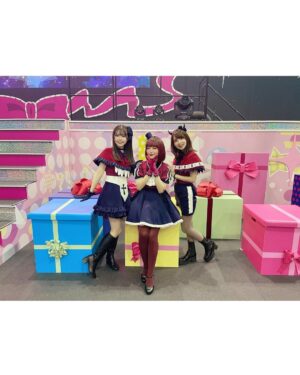 Megumi Han Instagram - 【推しの子】🍓苺プロファン感謝祭2023

イベントから早くも一週間が経たんとしています。

この一週間の体感、人生最速かもしれないです。

改めて、先日は、たくさんのご来場とご視聴、想いを届けて下さって、ありがとうございました。

一つ前の投稿では、イベント前半を振り返りながら、想いをしたためましたが、後半はライブパートのお話です。

有馬かな役に選んで頂いた、その瞬間から、いつか皆さんの前で披露する日が来るであろうと、たかを括っていました。

これは決してネガティブな気持ちではなく、自分が一ファンとしてお客さんの立場になって考えたとき、それ（ライブ）がなかったら「嘘だ！！！！」と思っていたからです。

今回のイベントについてオファーがあった時の事は、瑠美ちゃんも投稿でお話しされていましたが「やるなら完全再現」。

私も同じ想いでおりました。

ごまちゃんも瑠美ちゃんも、同じ想いで。

ありがとう、二人とも。

もとよりその想いでいてくれたんだと思うんですけどね。

でも、ごまちゃんがルビーで、瑠美ちゃんがMEMちょで、本当に良かったと、今回のイベントを経て、改めて思いました。

そして、やっぱり、りえちゃんがアイなんだなぁって。

コンテンツのもと、衣装を纏って歌って踊ってパフォーマンスするということが多くなかった私だけれど、それでも、作品のためなら、役のためなら、そこに携わり、支え、応援して下さる人たちのためなら、なんだって出来る。

有馬かなの想いは、私の想いでもありました。

・・・

イベントでは、云なかったこと、此処に書いてもいいですか？

（中の人の本音とか、そういうの、あえて見たくないという方もいると思うので、該当する方は、回れ右して下さい！）

・・・

実はね・・・

有馬かなのオーディションを受けてから、この日に至るまで、自信がなかったんですね、有馬かな役として、ステージに立つ事に。

もちろん、マイク前は別ですよ。

だけど、そんなマイク前に立つ前ですら、後ですら、自信がなかった。

それでも、有馬かなに選んで託して下さった人たちのため、役が決まったとき喜んでくれた事務所のスタッフさんのために、自分を信じようと。

オンエアを迎えるたびに強張っていた私ですが、その度に、演じた彼女を有馬かなにしてくれたのは、アニメを作り上げんと愛情とエネルギーを注いで下さった皆さんでした。

本当に心から感謝しています。

そうして迎えたイベント当日。

皆さんが届けて下さった声、光、想いが見せたくれたのは、最高の景色。

有馬かなが見る事の出来なかった景色を代わりに。

それと同時に

「ここにいていいんだよ」

って言ってもらえている気がしました。

有馬かなを通じて、これまでの自分に対する良いことも、そうじゃないことも、すべて問われたような気がしていたんです。

決して人気があるわけでも、華やかなわけでもない私だけど、こうして見せてもらった景色は、受けた愛情は、エネルギーは、嘘じゃないって。

ありがとう。

ありがとうございます。

もらったものは、誠心誠意、お返ししていきたい。

【推しの子】に、有馬かなに、還元していきたい。

きっと、あの日の光景は、皆さんが届けてくれた想いは、アカ先生、メンゴ先生、平牧監督、ちゃお助監督、平山さん、携わるすべての皆さんに届いているので！！（断定）

これからも、原作、アニメ、【推しの子】が見せてくれる、いろんな展開を、その景色を、一緒に楽しみましょう！！

そのためにも、みんな、元気でいてよね！！

その傍らに、私の仕事はあると思うから。

みんなの毎日が、少しでも彩られ、日々の活力となるように。

生きよう！！！！！

❇︎＿＿＿＿＿＿＿＿＿＿＿＿＿＿＿＿＿＿＿＿

-special thanks〜有馬かなにしてくれたものたち〜-

✴︎ヘアメイク：hijiriさん、齊藤さん

✴︎ネイル&イヤモニのデコレーション：間嶋さん @ees8w3ww 

✴︎マネージャー：airさん、mdrさん

✴︎B小町の衣装： オサレカンパニーさん @osarecompany

✴︎自前の衣装：MURRALさん @murralofficial 

✴︎振り付け：Shoさん

✴︎からだづくり： おきゃなさん @i_am_kyana from @projectak2_gym 

✴︎メンゴ先生 @yorip から誕生日に頂いたリップ-お守り-

and みんなの想い✴︎♡｡+..:*໒꒱⋆.*☽

￣￣￣￣￣￣￣￣￣￣￣￣￣￣￣￣￣￣￣￣❇︎

#推しの子
#苺プロファン感謝祭2023
#oshinoko