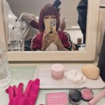 Megumi Han Instagram - 【推しの子】🍓苺プロファン感謝祭2023 イベントから早くも一週間が経たんとしています。 この一週間の体感、人生最速かもしれないです。 改めて、先日は、たくさんのご来場とご視聴、想いを届けて下さって、ありがとうございました。 一つ前の投稿では、イベント前半を振り返りながら、想いをしたためましたが、後半はライブパートのお話です。 有馬かな役に選んで頂いた、その瞬間から、いつか皆さんの前で披露する日が来るであろうと、たかを括っていました。 これは決してネガティブな気持ちではなく、自分が一ファンとしてお客さんの立場になって考えたとき、それ（ライブ）がなかったら「嘘だ！！！！」と思っていたからです。 今回のイベントについてオファーがあった時の事は、瑠美ちゃんも投稿でお話しされていましたが「やるなら完全再現」。 私も同じ想いでおりました。 ごまちゃんも瑠美ちゃんも、同じ想いで。 ありがとう、二人とも。 もとよりその想いでいてくれたんだと思うんですけどね。 でも、ごまちゃんがルビーで、瑠美ちゃんがMEMちょで、本当に良かったと、今回のイベントを経て、改めて思いました。 そして、やっぱり、りえちゃんがアイなんだなぁって。 コンテンツのもと、衣装を纏って歌って踊ってパフォーマンスするということが多くなかった私だけれど、それでも、作品のためなら、役のためなら、そこに携わり、支え、応援して下さる人たちのためなら、なんだって出来る。 有馬かなの想いは、私の想いでもありました。 ・・・ イベントでは、云なかったこと、此処に書いてもいいですか？ （中の人の本音とか、そういうの、あえて見たくないという方もいると思うので、該当する方は、回れ右して下さい！） ・・・ 実はね・・・ 有馬かなのオーディションを受けてから、この日に至るまで、自信がなかったんですね、有馬かな役として、ステージに立つ事に。 もちろん、マイク前は別ですよ。 だけど、そんなマイク前に立つ前ですら、後ですら、自信がなかった。 それでも、有馬かなに選んで託して下さった人たちのため、役が決まったとき喜んでくれた事務所のスタッフさんのために、自分を信じようと。 オンエアを迎えるたびに強張っていた私ですが、その度に、演じた彼女を有馬かなにしてくれたのは、アニメを作り上げんと愛情とエネルギーを注いで下さった皆さんでした。 本当に心から感謝しています。 そうして迎えたイベント当日。 皆さんが届けて下さった声、光、想いが見せたくれたのは、最高の景色。 有馬かなが見る事の出来なかった景色を代わりに。 それと同時に 「ここにいていいんだよ」 って言ってもらえている気がしました。 有馬かなを通じて、これまでの自分に対する良いことも、そうじゃないことも、すべて問われたような気がしていたんです。 決して人気があるわけでも、華やかなわけでもない私だけど、こうして見せてもらった景色は、受けた愛情は、エネルギーは、嘘じゃないって。 ありがとう。 ありがとうございます。 もらったものは、誠心誠意、お返ししていきたい。 【推しの子】に、有馬かなに、還元していきたい。 きっと、あの日の光景は、皆さんが届けてくれた想いは、アカ先生、メンゴ先生、平牧監督、ちゃお助監督、平山さん、携わるすべての皆さんに届いているので！！（断定） これからも、原作、アニメ、【推しの子】が見せてくれる、いろんな展開を、その景色を、一緒に楽しみましょう！！ そのためにも、みんな、元気でいてよね！！ その傍らに、私の仕事はあると思うから。 みんなの毎日が、少しでも彩られ、日々の活力となるように。 生きよう！！！！！ ❇︎＿＿＿＿＿＿＿＿＿＿＿＿＿＿＿＿＿＿＿＿ -special thanks〜有馬かなにしてくれたものたち〜- ✴︎ヘアメイク：hijiriさん、齊藤さん ✴︎ネイル&イヤモニのデコレーション：間嶋さん @ees8w3ww ✴︎マネージャー：airさん、mdrさん ✴︎B小町の衣装： オサレカンパニーさん @osarecompany ✴︎自前の衣装：MURRALさん @murralofficial ✴︎振り付け：Shoさん ✴︎からだづくり： おきゃなさん @i_am_kyana from @projectak2_gym ✴︎メンゴ先生 @yorip から誕生日に頂いたリップ-お守り- and みんなの想い✴︎♡｡+..:*໒꒱⋆.*☽ ￣￣￣￣￣￣￣￣￣￣￣￣￣￣￣￣￣￣￣￣❇︎ #推しの子 #苺プロファン感謝祭2023 #oshinoko 幕張メッセ 国際展示場9・10・11ホール