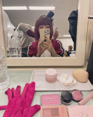 Megumi Han Instagram - 【推しの子】🍓苺プロファン感謝祭2023

イベントから早くも一週間が経たんとしています。

この一週間の体感、人生最速かもしれないです。

改めて、先日は、たくさんのご来場とご視聴、想いを届けて下さって、ありがとうございました。

一つ前の投稿では、イベント前半を振り返りながら、想いをしたためましたが、後半はライブパートのお話です。

有馬かな役に選んで頂いた、その瞬間から、いつか皆さんの前で披露する日が来るであろうと、たかを括っていました。

これは決してネガティブな気持ちではなく、自分が一ファンとしてお客さんの立場になって考えたとき、それ（ライブ）がなかったら「嘘だ！！！！」と思っていたからです。

今回のイベントについてオファーがあった時の事は、瑠美ちゃんも投稿でお話しされていましたが「やるなら完全再現」。

私も同じ想いでおりました。

ごまちゃんも瑠美ちゃんも、同じ想いで。

ありがとう、二人とも。

もとよりその想いでいてくれたんだと思うんですけどね。

でも、ごまちゃんがルビーで、瑠美ちゃんがMEMちょで、本当に良かったと、今回のイベントを経て、改めて思いました。

そして、やっぱり、りえちゃんがアイなんだなぁって。

コンテンツのもと、衣装を纏って歌って踊ってパフォーマンスするということが多くなかった私だけれど、それでも、作品のためなら、役のためなら、そこに携わり、支え、応援して下さる人たちのためなら、なんだって出来る。

有馬かなの想いは、私の想いでもありました。

・・・

イベントでは、云なかったこと、此処に書いてもいいですか？

（中の人の本音とか、そういうの、あえて見たくないという方もいると思うので、該当する方は、回れ右して下さい！）

・・・

実はね・・・

有馬かなのオーディションを受けてから、この日に至るまで、自信がなかったんですね、有馬かな役として、ステージに立つ事に。

もちろん、マイク前は別ですよ。

だけど、そんなマイク前に立つ前ですら、後ですら、自信がなかった。

それでも、有馬かなに選んで託して下さった人たちのため、役が決まったとき喜んでくれた事務所のスタッフさんのために、自分を信じようと。

オンエアを迎えるたびに強張っていた私ですが、その度に、演じた彼女を有馬かなにしてくれたのは、アニメを作り上げんと愛情とエネルギーを注いで下さった皆さんでした。

本当に心から感謝しています。

そうして迎えたイベント当日。

皆さんが届けて下さった声、光、想いが見せたくれたのは、最高の景色。

有馬かなが見る事の出来なかった景色を代わりに。

それと同時に

「ここにいていいんだよ」

って言ってもらえている気がしました。

有馬かなを通じて、これまでの自分に対する良いことも、そうじゃないことも、すべて問われたような気がしていたんです。

決して人気があるわけでも、華やかなわけでもない私だけど、こうして見せてもらった景色は、受けた愛情は、エネルギーは、嘘じゃないって。

ありがとう。

ありがとうございます。

もらったものは、誠心誠意、お返ししていきたい。

【推しの子】に、有馬かなに、還元していきたい。

きっと、あの日の光景は、皆さんが届けてくれた想いは、アカ先生、メンゴ先生、平牧監督、ちゃお助監督、平山さん、携わるすべての皆さんに届いているので！！（断定）

これからも、原作、アニメ、【推しの子】が見せてくれる、いろんな展開を、その景色を、一緒に楽しみましょう！！

そのためにも、みんな、元気でいてよね！！

その傍らに、私の仕事はあると思うから。

みんなの毎日が、少しでも彩られ、日々の活力となるように。

生きよう！！！！！

❇︎＿＿＿＿＿＿＿＿＿＿＿＿＿＿＿＿＿＿＿＿

-special thanks〜有馬かなにしてくれたものたち〜-

✴︎ヘアメイク：hijiriさん、齊藤さん

✴︎ネイル&イヤモニのデコレーション：間嶋さん @ees8w3ww 

✴︎マネージャー：airさん、mdrさん

✴︎B小町の衣装： オサレカンパニーさん @osarecompany

✴︎自前の衣装：MURRALさん @murralofficial 

✴︎振り付け：Shoさん

✴︎からだづくり： おきゃなさん @i_am_kyana from @projectak2_gym 

✴︎メンゴ先生 @yorip から誕生日に頂いたリップ-お守り-

and みんなの想い✴︎♡｡+..:*໒꒱⋆.*☽

￣￣￣￣￣￣￣￣￣￣￣￣￣￣￣￣￣￣￣￣❇︎

#推しの子
#苺プロファン感謝祭2023
#oshinoko
