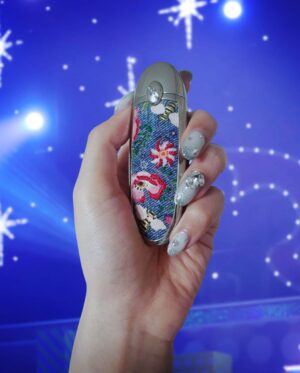 Megumi Han Instagram - 【推しの子】🍓苺プロファン感謝祭2023

イベントから早くも一週間が経たんとしています。

この一週間の体感、人生最速かもしれないです。

改めて、先日は、たくさんのご来場とご視聴、想いを届けて下さって、ありがとうございました。

一つ前の投稿では、イベント前半を振り返りながら、想いをしたためましたが、後半はライブパートのお話です。

有馬かな役に選んで頂いた、その瞬間から、いつか皆さんの前で披露する日が来るであろうと、たかを括っていました。

これは決してネガティブな気持ちではなく、自分が一ファンとしてお客さんの立場になって考えたとき、それ（ライブ）がなかったら「嘘だ！！！！」と思っていたからです。

今回のイベントについてオファーがあった時の事は、瑠美ちゃんも投稿でお話しされていましたが「やるなら完全再現」。

私も同じ想いでおりました。

ごまちゃんも瑠美ちゃんも、同じ想いで。

ありがとう、二人とも。

もとよりその想いでいてくれたんだと思うんですけどね。

でも、ごまちゃんがルビーで、瑠美ちゃんがMEMちょで、本当に良かったと、今回のイベントを経て、改めて思いました。

そして、やっぱり、りえちゃんがアイなんだなぁって。

コンテンツのもと、衣装を纏って歌って踊ってパフォーマンスするということが多くなかった私だけれど、それでも、作品のためなら、役のためなら、そこに携わり、支え、応援して下さる人たちのためなら、なんだって出来る。

有馬かなの想いは、私の想いでもありました。

・・・

イベントでは、云なかったこと、此処に書いてもいいですか？

（中の人の本音とか、そういうの、あえて見たくないという方もいると思うので、該当する方は、回れ右して下さい！）

・・・

実はね・・・

有馬かなのオーディションを受けてから、この日に至るまで、自信がなかったんですね、有馬かな役として、ステージに立つ事に。

もちろん、マイク前は別ですよ。

だけど、そんなマイク前に立つ前ですら、後ですら、自信がなかった。

それでも、有馬かなに選んで託して下さった人たちのため、役が決まったとき喜んでくれた事務所のスタッフさんのために、自分を信じようと。

オンエアを迎えるたびに強張っていた私ですが、その度に、演じた彼女を有馬かなにしてくれたのは、アニメを作り上げんと愛情とエネルギーを注いで下さった皆さんでした。

本当に心から感謝しています。

そうして迎えたイベント当日。

皆さんが届けて下さった声、光、想いが見せたくれたのは、最高の景色。

有馬かなが見る事の出来なかった景色を代わりに。

それと同時に

「ここにいていいんだよ」

って言ってもらえている気がしました。

有馬かなを通じて、これまでの自分に対する良いことも、そうじゃないことも、すべて問われたような気がしていたんです。

決して人気があるわけでも、華やかなわけでもない私だけど、こうして見せてもらった景色は、受けた愛情は、エネルギーは、嘘じゃないって。

ありがとう。

ありがとうございます。

もらったものは、誠心誠意、お返ししていきたい。

【推しの子】に、有馬かなに、還元していきたい。

きっと、あの日の光景は、皆さんが届けてくれた想いは、アカ先生、メンゴ先生、平牧監督、ちゃお助監督、平山さん、携わるすべての皆さんに届いているので！！（断定）

これからも、原作、アニメ、【推しの子】が見せてくれる、いろんな展開を、その景色を、一緒に楽しみましょう！！

そのためにも、みんな、元気でいてよね！！

その傍らに、私の仕事はあると思うから。

みんなの毎日が、少しでも彩られ、日々の活力となるように。

生きよう！！！！！

❇︎＿＿＿＿＿＿＿＿＿＿＿＿＿＿＿＿＿＿＿＿

-special thanks〜有馬かなにしてくれたものたち〜-

✴︎ヘアメイク：hijiriさん、齊藤さん

✴︎ネイル&イヤモニのデコレーション：間嶋さん @ees8w3ww 

✴︎マネージャー：airさん、mdrさん

✴︎B小町の衣装： オサレカンパニーさん @osarecompany

✴︎自前の衣装：MURRALさん @murralofficial 

✴︎振り付け：Shoさん

✴︎からだづくり： おきゃなさん @i_am_kyana from @projectak2_gym 

✴︎メンゴ先生 @yorip から誕生日に頂いたリップ-お守り-

and みんなの想い✴︎♡｡+..:*໒꒱⋆.*☽

￣￣￣￣￣￣￣￣￣￣￣￣￣￣￣￣￣￣￣￣❇︎

#推しの子
#苺プロファン感謝祭2023
#oshinoko