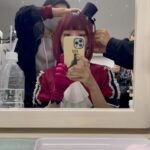 Megumi Han Instagram - 【推しの子】🍓苺プロファン感謝祭2023 イベントから早くも一週間が経たんとしています。 この一週間の体感、人生最速かもしれないです。 改めて、先日は、たくさんのご来場とご視聴、想いを届けて下さって、ありがとうございました。 一つ前の投稿では、イベント前半を振り返りながら、想いをしたためましたが、後半はライブパートのお話です。 有馬かな役に選んで頂いた、その瞬間から、いつか皆さんの前で披露する日が来るであろうと、たかを括っていました。 これは決してネガティブな気持ちではなく、自分が一ファンとしてお客さんの立場になって考えたとき、それ（ライブ）がなかったら「嘘だ！！！！」と思っていたからです。 今回のイベントについてオファーがあった時の事は、瑠美ちゃんも投稿でお話しされていましたが「やるなら完全再現」。 私も同じ想いでおりました。 ごまちゃんも瑠美ちゃんも、同じ想いで。 ありがとう、二人とも。 もとよりその想いでいてくれたんだと思うんですけどね。 でも、ごまちゃんがルビーで、瑠美ちゃんがMEMちょで、本当に良かったと、今回のイベントを経て、改めて思いました。 そして、やっぱり、りえちゃんがアイなんだなぁって。 コンテンツのもと、衣装を纏って歌って踊ってパフォーマンスするということが多くなかった私だけれど、それでも、作品のためなら、役のためなら、そこに携わり、支え、応援して下さる人たちのためなら、なんだって出来る。 有馬かなの想いは、私の想いでもありました。 ・・・ イベントでは、云なかったこと、此処に書いてもいいですか？ （中の人の本音とか、そういうの、あえて見たくないという方もいると思うので、該当する方は、回れ右して下さい！） ・・・ 実はね・・・ 有馬かなのオーディションを受けてから、この日に至るまで、自信がなかったんですね、有馬かな役として、ステージに立つ事に。 もちろん、マイク前は別ですよ。 だけど、そんなマイク前に立つ前ですら、後ですら、自信がなかった。 それでも、有馬かなに選んで託して下さった人たちのため、役が決まったとき喜んでくれた事務所のスタッフさんのために、自分を信じようと。 オンエアを迎えるたびに強張っていた私ですが、その度に、演じた彼女を有馬かなにしてくれたのは、アニメを作り上げんと愛情とエネルギーを注いで下さった皆さんでした。 本当に心から感謝しています。 そうして迎えたイベント当日。 皆さんが届けて下さった声、光、想いが見せたくれたのは、最高の景色。 有馬かなが見る事の出来なかった景色を代わりに。 それと同時に 「ここにいていいんだよ」 って言ってもらえている気がしました。 有馬かなを通じて、これまでの自分に対する良いことも、そうじゃないことも、すべて問われたような気がしていたんです。 決して人気があるわけでも、華やかなわけでもない私だけど、こうして見せてもらった景色は、受けた愛情は、エネルギーは、嘘じゃないって。 ありがとう。 ありがとうございます。 もらったものは、誠心誠意、お返ししていきたい。 【推しの子】に、有馬かなに、還元していきたい。 きっと、あの日の光景は、皆さんが届けてくれた想いは、アカ先生、メンゴ先生、平牧監督、ちゃお助監督、平山さん、携わるすべての皆さんに届いているので！！（断定） これからも、原作、アニメ、【推しの子】が見せてくれる、いろんな展開を、その景色を、一緒に楽しみましょう！！ そのためにも、みんな、元気でいてよね！！ その傍らに、私の仕事はあると思うから。 みんなの毎日が、少しでも彩られ、日々の活力となるように。 生きよう！！！！！ ❇︎＿＿＿＿＿＿＿＿＿＿＿＿＿＿＿＿＿＿＿＿ -special thanks〜有馬かなにしてくれたものたち〜- ✴︎ヘアメイク：hijiriさん、齊藤さん ✴︎ネイル&イヤモニのデコレーション：間嶋さん @ees8w3ww ✴︎マネージャー：airさん、mdrさん ✴︎B小町の衣装： オサレカンパニーさん @osarecompany ✴︎自前の衣装：MURRALさん @murralofficial ✴︎振り付け：Shoさん ✴︎からだづくり： おきゃなさん @i_am_kyana from @projectak2_gym ✴︎メンゴ先生 @yorip から誕生日に頂いたリップ-お守り- and みんなの想い✴︎♡｡+..:*໒꒱⋆.*☽ ￣￣￣￣￣￣￣￣￣￣￣￣￣￣￣￣￣￣￣￣❇︎ #推しの子 #苺プロファン感謝祭2023 #oshinoko 幕張メッセ 国際展示場9・10・11ホール