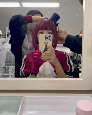 Megumi Han Instagram - 【推しの子】🍓苺プロファン感謝祭2023

イベントから早くも一週間が経たんとしています。

この一週間の体感、人生最速かもしれないです。

改めて、先日は、たくさんのご来場とご視聴、想いを届けて下さって、ありがとうございました。

一つ前の投稿では、イベント前半を振り返りながら、想いをしたためましたが、後半はライブパートのお話です。

有馬かな役に選んで頂いた、その瞬間から、いつか皆さんの前で披露する日が来るであろうと、たかを括っていました。

これは決してネガティブな気持ちではなく、自分が一ファンとしてお客さんの立場になって考えたとき、それ（ライブ）がなかったら「嘘だ！！！！」と思っていたからです。

今回のイベントについてオファーがあった時の事は、瑠美ちゃんも投稿でお話しされていましたが「やるなら完全再現」。

私も同じ想いでおりました。

ごまちゃんも瑠美ちゃんも、同じ想いで。

ありがとう、二人とも。

もとよりその想いでいてくれたんだと思うんですけどね。

でも、ごまちゃんがルビーで、瑠美ちゃんがMEMちょで、本当に良かったと、今回のイベントを経て、改めて思いました。

そして、やっぱり、りえちゃんがアイなんだなぁって。

コンテンツのもと、衣装を纏って歌って踊ってパフォーマンスするということが多くなかった私だけれど、それでも、作品のためなら、役のためなら、そこに携わり、支え、応援して下さる人たちのためなら、なんだって出来る。

有馬かなの想いは、私の想いでもありました。

・・・

イベントでは、云なかったこと、此処に書いてもいいですか？

（中の人の本音とか、そういうの、あえて見たくないという方もいると思うので、該当する方は、回れ右して下さい！）

・・・

実はね・・・

有馬かなのオーディションを受けてから、この日に至るまで、自信がなかったんですね、有馬かな役として、ステージに立つ事に。

もちろん、マイク前は別ですよ。

だけど、そんなマイク前に立つ前ですら、後ですら、自信がなかった。

それでも、有馬かなに選んで託して下さった人たちのため、役が決まったとき喜んでくれた事務所のスタッフさんのために、自分を信じようと。

オンエアを迎えるたびに強張っていた私ですが、その度に、演じた彼女を有馬かなにしてくれたのは、アニメを作り上げんと愛情とエネルギーを注いで下さった皆さんでした。

本当に心から感謝しています。

そうして迎えたイベント当日。

皆さんが届けて下さった声、光、想いが見せたくれたのは、最高の景色。

有馬かなが見る事の出来なかった景色を代わりに。

それと同時に

「ここにいていいんだよ」

って言ってもらえている気がしました。

有馬かなを通じて、これまでの自分に対する良いことも、そうじゃないことも、すべて問われたような気がしていたんです。

決して人気があるわけでも、華やかなわけでもない私だけど、こうして見せてもらった景色は、受けた愛情は、エネルギーは、嘘じゃないって。

ありがとう。

ありがとうございます。

もらったものは、誠心誠意、お返ししていきたい。

【推しの子】に、有馬かなに、還元していきたい。

きっと、あの日の光景は、皆さんが届けてくれた想いは、アカ先生、メンゴ先生、平牧監督、ちゃお助監督、平山さん、携わるすべての皆さんに届いているので！！（断定）

これからも、原作、アニメ、【推しの子】が見せてくれる、いろんな展開を、その景色を、一緒に楽しみましょう！！

そのためにも、みんな、元気でいてよね！！

その傍らに、私の仕事はあると思うから。

みんなの毎日が、少しでも彩られ、日々の活力となるように。

生きよう！！！！！

❇︎＿＿＿＿＿＿＿＿＿＿＿＿＿＿＿＿＿＿＿＿

-special thanks〜有馬かなにしてくれたものたち〜-

✴︎ヘアメイク：hijiriさん、齊藤さん

✴︎ネイル&イヤモニのデコレーション：間嶋さん @ees8w3ww 

✴︎マネージャー：airさん、mdrさん

✴︎B小町の衣装： オサレカンパニーさん @osarecompany

✴︎自前の衣装：MURRALさん @murralofficial 

✴︎振り付け：Shoさん

✴︎からだづくり： おきゃなさん @i_am_kyana from @projectak2_gym 

✴︎メンゴ先生 @yorip から誕生日に頂いたリップ-お守り-

and みんなの想い✴︎♡｡+..:*໒꒱⋆.*☽

￣￣￣￣￣￣￣￣￣￣￣￣￣￣￣￣￣￣￣￣❇︎

#推しの子
#苺プロファン感謝祭2023
#oshinoko