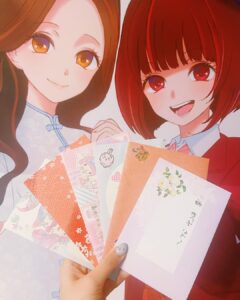Megumi Han Instagram - 【推しの子】🍓苺プロファン感謝祭2023 イベントから早くも一週間が経たんとしています。 この一週間の体感、人生最速かもしれないです。 改めて、先日は、たくさんのご来場とご視聴、想いを届けて下さって、ありがとうございました。 一つ前の投稿では、イベント前半を振り返りながら、想いをしたためましたが、後半はライブパートのお話です。 有馬かな役に選んで頂いた、その瞬間から、いつか皆さんの前で披露する日が来るであろうと、たかを括っていました。 これは決してネガティブな気持ちではなく、自分が一ファンとしてお客さんの立場になって考えたとき、それ（ライブ）がなかったら「嘘だ！！！！」と思っていたからです。 今回のイベントについてオファーがあった時の事は、瑠美ちゃんも投稿でお話しされていましたが「やるなら完全再現」。 私も同じ想いでおりました。 ごまちゃんも瑠美ちゃんも、同じ想いで。 ありがとう、二人とも。 もとよりその想いでいてくれたんだと思うんですけどね。 でも、ごまちゃんがルビーで、瑠美ちゃんがMEMちょで、本当に良かったと、今回のイベントを経て、改めて思いました。 そして、やっぱり、りえちゃんがアイなんだなぁって。 コンテンツのもと、衣装を纏って歌って踊ってパフォーマンスするということが多くなかった私だけれど、それでも、作品のためなら、役のためなら、そこに携わり、支え、応援して下さる人たちのためなら、なんだって出来る。 有馬かなの想いは、私の想いでもありました。 ・・・ イベントでは、云なかったこと、此処に書いてもいいですか？ （中の人の本音とか、そういうの、あえて見たくないという方もいると思うので、該当する方は、回れ右して下さい！） ・・・ 実はね・・・ 有馬かなのオーディションを受けてから、この日に至るまで、自信がなかったんですね、有馬かな役として、ステージに立つ事に。 もちろん、マイク前は別ですよ。 だけど、そんなマイク前に立つ前ですら、後ですら、自信がなかった。 それでも、有馬かなに選んで託して下さった人たちのため、役が決まったとき喜んでくれた事務所のスタッフさんのために、自分を信じようと。 オンエアを迎えるたびに強張っていた私ですが、その度に、演じた彼女を有馬かなにしてくれたのは、アニメを作り上げんと愛情とエネルギーを注いで下さった皆さんでした。 本当に心から感謝しています。 そうして迎えたイベント当日。 皆さんが届けて下さった声、光、想いが見せたくれたのは、最高の景色。 有馬かなが見る事の出来なかった景色を代わりに。 それと同時に 「ここにいていいんだよ」 って言ってもらえている気がしました。 有馬かなを通じて、これまでの自分に対する良いことも、そうじゃないことも、すべて問われたような気がしていたんです。 決して人気があるわけでも、華やかなわけでもない私だけど、こうして見せてもらった景色は、受けた愛情は、エネルギーは、嘘じゃないって。 ありがとう。 ありがとうございます。 もらったものは、誠心誠意、お返ししていきたい。 【推しの子】に、有馬かなに、還元していきたい。 きっと、あの日の光景は、皆さんが届けてくれた想いは、アカ先生、メンゴ先生、平牧監督、ちゃお助監督、平山さん、携わるすべての皆さんに届いているので！！（断定） これからも、原作、アニメ、【推しの子】が見せてくれる、いろんな展開を、その景色を、一緒に楽しみましょう！！ そのためにも、みんな、元気でいてよね！！ その傍らに、私の仕事はあると思うから。 みんなの毎日が、少しでも彩られ、日々の活力となるように。 生きよう！！！！！ ❇︎＿＿＿＿＿＿＿＿＿＿＿＿＿＿＿＿＿＿＿＿ -special thanks〜有馬かなにしてくれたものたち〜- ✴︎ヘアメイク：hijiriさん、齊藤さん ✴︎ネイル&イヤモニのデコレーション：間嶋さん @ees8w3ww ✴︎マネージャー：airさん、mdrさん ✴︎B小町の衣装： オサレカンパニーさん @osarecompany ✴︎自前の衣装：MURRALさん @murralofficial ✴︎振り付け：Shoさん ✴︎からだづくり： おきゃなさん @i_am_kyana from @projectak2_gym ✴︎メンゴ先生 @yorip から誕生日に頂いたリップ-お守り- and みんなの想い✴︎♡｡+..:*໒꒱⋆.*☽ ￣￣￣￣￣￣￣￣￣￣￣￣￣￣￣￣￣￣￣￣❇︎ #推しの子 #苺プロファン感謝祭2023 #oshinoko 幕張メッセ 国際展示場9・10・11ホール
