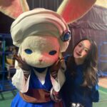 Megumi Han Instagram - ファンフェス16日目（ ） 日々の余韻の中で、まだあの日に帰ることのできる、心の記憶よ。 ⌘＿＿＿＿＿＿＿＿＿＿＿＿＿＿＿＿＿＿＿＿ ①未だ見ぬレポリットと！！ かわいいねぇ！！ どんな物語が待ち受けているのか楽しみです。 いまエモートのレポリットダンスがホットだけれど、私がそのエモートを習得するのは、いつになるだろう。（遠い目） 夏までにはと思っているけれど、みんな、そのときは受け入れてくれよな・・・！！ ￣￣￣￣￣￣￣￣￣￣￣￣￣￣￣￣￣￣￣￣⌘ ②前廣和豊さんと！！ FF16のクリエイティブディレクターである前廣さん。 収録の度に、大変お世話になりました。 また、FF14では「蒼天のイシュガルド」のメインシナリオライター。 ちょうどこのときパッチ3.0（蒼天の大きな一区切り）までをクリアしてからの登壇したのですが、皆さんの言う「教皇庁のやばさ」を見事に喰らった後だったので、情緒が掻き乱されておりましたが、3.3、3.4とクリアした今、また、やられました。 いまは、フレンドさんに教えて頂いた「蒼天秘話」を読み進めているところで、また、視界を熱く滲ませております。 クリスタルを巡る探求の旅を、ありがとうございます。 ⌘＿＿＿＿＿＿＿＿＿＿＿＿＿＿＿＿＿＿＿＿ ③高井浩さんと前廣和豊さん！！ 大好きな野犬の群れ本部のお二人です！！ 新春麻雀大会のステージには、FF16でお世話になった皆さんがいらっしゃいました！！ 宣伝担当されていた方々にも此処でお会いすることができて嬉しかったなぁ。 手始めに、ドマ式麻雀、覚えるかぁ…💭🀄️ ￣￣￣￣￣￣￣￣￣￣￣￣￣￣￣￣￣￣￣￣⌘ ④前廣和豊さんと松野泰己さん！ 見守ることで楽しんできたFFの世界でしたが、初めて自分自身で歩み、物語の結末まで到達する事ができたタイトル。 『ファイナルファンタジータクティクス　獅子戦争』 このお二人にお会いすると、そのときの旅の記憶が蘇ります。 重厚な物語とエンディングの衝撃は、今でも忘れられません。 FF16にも何処か、その遺伝子を感じました。 やっぱり、ドマ式麻雀（以下略） ￣￣￣￣￣￣￣￣￣￣￣￣￣￣￣￣￣￣￣￣⌘ ⑤モルボルさんこと室内俊夫さん。 FF14の歩みをアーカイブなどで振り返る中で、このお方にも、本作をはじめるきっかけと楽しさを教わっておりました。 （御本人を前に伝えられなかった…） いつも真摯にヒカセンたちと向き合って下さって、本当にありがとうございます。 ￣￣￣￣￣￣￣￣￣￣￣￣￣￣￣￣￣￣￣￣⌘ #FF14 #FINALFANTASYXIV #FF16 #FINALFANTASYXVI #FFXIVFanFast 2024 #FF14ファンフェス 東京ドーム