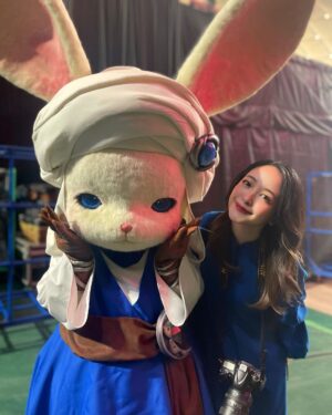 Megumi Han Instagram - ファンフェス16日目（ ）

日々の余韻の中で、まだあの日に帰ることのできる、心の記憶よ。

⌘＿＿＿＿＿＿＿＿＿＿＿＿＿＿＿＿＿＿＿＿

①未だ見ぬレポリットと！！

かわいいねぇ！！

どんな物語が待ち受けているのか楽しみです。

いまエモートのレポリットダンスがホットだけれど、私がそのエモートを習得するのは、いつになるだろう。（遠い目）

夏までにはと思っているけれど、みんな、そのときは受け入れてくれよな・・・！！

￣￣￣￣￣￣￣￣￣￣￣￣￣￣￣￣￣￣￣￣⌘

②前廣和豊さんと！！

FF16のクリエイティブディレクターである前廣さん。

収録の度に、大変お世話になりました。

また、FF14では「蒼天のイシュガルド」のメインシナリオライター。

ちょうどこのときパッチ3.0（蒼天の大きな一区切り）までをクリアしてからの登壇したのですが、皆さんの言う「教皇庁のやばさ」を見事に喰らった後だったので、情緒が掻き乱されておりましたが、3.3、3.4とクリアした今、また、やられました。

いまは、フレンドさんに教えて頂いた「蒼天秘話」を読み進めているところで、また、視界を熱く滲ませております。

クリスタルを巡る探求の旅を、ありがとうございます。

⌘＿＿＿＿＿＿＿＿＿＿＿＿＿＿＿＿＿＿＿＿

③高井浩さんと前廣和豊さん！！

大好きな野犬の群れ本部のお二人です！！

新春麻雀大会のステージには、FF16でお世話になった皆さんがいらっしゃいました！！

宣伝担当されていた方々にも此処でお会いすることができて嬉しかったなぁ。

手始めに、ドマ式麻雀、覚えるかぁ…💭🀄️

￣￣￣￣￣￣￣￣￣￣￣￣￣￣￣￣￣￣￣￣⌘

④前廣和豊さんと松野泰己さん！

見守ることで楽しんできたFFの世界でしたが、初めて自分自身で歩み、物語の結末まで到達する事ができたタイトル。

『ファイナルファンタジータクティクス　獅子戦争』

このお二人にお会いすると、そのときの旅の記憶が蘇ります。
重厚な物語とエンディングの衝撃は、今でも忘れられません。
FF16にも何処か、その遺伝子を感じました。

やっぱり、ドマ式麻雀（以下略）

￣￣￣￣￣￣￣￣￣￣￣￣￣￣￣￣￣￣￣￣⌘

⑤モルボルさんこと室内俊夫さん。

FF14の歩みをアーカイブなどで振り返る中で、このお方にも、本作をはじめるきっかけと楽しさを教わっておりました。

（御本人を前に伝えられなかった…）

いつも真摯にヒカセンたちと向き合って下さって、本当にありがとうございます。

￣￣￣￣￣￣￣￣￣￣￣￣￣￣￣￣￣￣￣￣⌘

#FF14 #FINALFANTASYXIV
#FF16 #FINALFANTASYXVI
#FFXIVFanFast 2024
#FF14ファンフェス