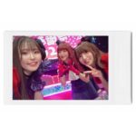 Megumi Han Instagram - 【推しの子】🍓苺プロファン感謝祭2023 昼と夜、ご来場にご視聴、誠に有難う御座いました！！ 『【推しの子】』第1期の集大成となる、初めての大型イベント。 当初は、980人のキャパの予定でしたが、今回、皆様のアツいご要望により、7000人のキャパで開催されました。 なんとも有難い事です。 『【推しの子】』という作品の大いなる力と、皆さんの溢れんばかりの愛情を、改めて実感。 そんな皆さんから頂いてきたものをお返しするべく、日頃の感謝を込めて、準備に勤しみました。 それなのに… またとんでもないものを頂いてしまいました。 どうしてくれるの。 こんなにみんなの声を、光を、想いを浴びちゃったら、愛さずにはいられないじゃない、、、！！（激重） 開幕と共に、最高潮の盛り上がり。 観客席の光が演出の一部となって、キャスト一同、オープニングからぶち上っておりました。 最初のコーナーは、朗読。 1期を振り返る形で構成された朗読劇は、アニメの音楽の伊賀拓郎さんのピアノの生演奏に乗せてお届け。 とても贅沢で得難い経験をさせて頂きました。 今の自分だからこそできる解釈と表現をもって、作品と、役と、相手と、もう一度、向き合える喜び。 再度であっても、再現じゃない。 それをステージに立つ皆さんを見ながら、互いに掛け合いながら、感じていました。 そして、それは、生演奏をして下さった伊賀さんとのセッションにも…。 特に、やっぱり、最後の 『サインはB』、「アンタの推しの子になってやる！！」。 目を合わせながら音楽とお芝居で掛け合っているかのような、そんな感覚。 昼公演でも最高（自画自賛）だったのですが、夜公演は更なる高みへと、伊賀さんの演奏に、連れて行って頂きました。 うん、配信でも、是非、観て欲しい。 昼と夜、一部の内容の違いもあれど、同じシーンでも変化を感じて頂けると思うので。 （伊賀さんとは、不思議なご縁のもと、つながりがありまして…それはまた別の投稿でお話ししますね！） そして、お次は・・・ お仕事シミュレーションのコーナー。 昼は「桃太郎」、夜は「YouTubeの企画動画」と、お題（無茶振り）と役割（無茶振り）に沿って、みんな、とっても頑張ったし、みんな、そもそものポテンシャル高いので・・・ うん、配信でも、是非、観て欲しい。（2度目） 最後に・・・ 苺プロスペシャルメドレー🍓 そう！！ライブです！！ それについては、ちょっと色んな思いがあるので、また次の投稿で！！ （ごめんなさい、イベント後にフォローしてくれた沢山の方々含めた皆様！！） 待てないよという方、是非、12/3まで配信のアーカイブで、何度でも見られますので、宜しくお願い致します。 配信のチケットも、まだまだ配信中です😉🌟 みんなの声、光、引き続き、たくさん届けてね！！🤍📢 幕張メッセ 国際展示場9・10・11ホール