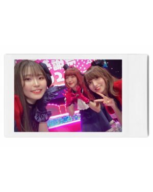 Megumi Han Instagram - 【推しの子】🍓苺プロファン感謝祭2023

昼と夜、ご来場にご視聴、誠に有難う御座いました！！

『【推しの子】』第1期の集大成となる、初めての大型イベント。

当初は、980人のキャパの予定でしたが、今回、皆様のアツいご要望により、7000人のキャパで開催されました。

なんとも有難い事です。

『【推しの子】』という作品の大いなる力と、皆さんの溢れんばかりの愛情を、改めて実感。

そんな皆さんから頂いてきたものをお返しするべく、日頃の感謝を込めて、準備に勤しみました。

それなのに…

またとんでもないものを頂いてしまいました。

どうしてくれるの。

こんなにみんなの声を、光を、想いを浴びちゃったら、愛さずにはいられないじゃない、、、！！（激重）

開幕と共に、最高潮の盛り上がり。

観客席の光が演出の一部となって、キャスト一同、オープニングからぶち上っておりました。

最初のコーナーは、朗読。

1期を振り返る形で構成された朗読劇は、アニメの音楽の伊賀拓郎さんのピアノの生演奏に乗せてお届け。

とても贅沢で得難い経験をさせて頂きました。

今の自分だからこそできる解釈と表現をもって、作品と、役と、相手と、もう一度、向き合える喜び。

再度であっても、再現じゃない。

それをステージに立つ皆さんを見ながら、互いに掛け合いながら、感じていました。

そして、それは、生演奏をして下さった伊賀さんとのセッションにも…。

特に、やっぱり、最後の

『サインはB』、「アンタの推しの子になってやる！！」。

目を合わせながら音楽とお芝居で掛け合っているかのような、そんな感覚。

昼公演でも最高（自画自賛）だったのですが、夜公演は更なる高みへと、伊賀さんの演奏に、連れて行って頂きました。

うん、配信でも、是非、観て欲しい。

昼と夜、一部の内容の違いもあれど、同じシーンでも変化を感じて頂けると思うので。

（伊賀さんとは、不思議なご縁のもと、つながりがありまして…それはまた別の投稿でお話ししますね！）

そして、お次は・・・

お仕事シミュレーションのコーナー。

昼は「桃太郎」、夜は「YouTubeの企画動画」と、お題（無茶振り）と役割（無茶振り）に沿って、みんな、とっても頑張ったし、みんな、そもそものポテンシャル高いので・・・

うん、配信でも、是非、観て欲しい。（2度目）

最後に・・・

苺プロスペシャルメドレー🍓

そう！！ライブです！！

それについては、ちょっと色んな思いがあるので、また次の投稿で！！

（ごめんなさい、イベント後にフォローしてくれた沢山の方々含めた皆様！！）

待てないよという方、是非、12/3まで配信のアーカイブで、何度でも見られますので、宜しくお願い致します。

配信のチケットも、まだまだ配信中です😉🌟

みんなの声、光、引き続き、たくさん届けてね！！🤍📢