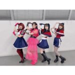 Megumi Han Instagram - 【推しの子】🍓苺プロファン感謝祭2023 昼と夜、ご来場にご視聴、誠に有難う御座いました！！ 『【推しの子】』第1期の集大成となる、初めての大型イベント。 当初は、980人のキャパの予定でしたが、今回、皆様のアツいご要望により、7000人のキャパで開催されました。 なんとも有難い事です。 『【推しの子】』という作品の大いなる力と、皆さんの溢れんばかりの愛情を、改めて実感。 そんな皆さんから頂いてきたものをお返しするべく、日頃の感謝を込めて、準備に勤しみました。 それなのに… またとんでもないものを頂いてしまいました。 どうしてくれるの。 こんなにみんなの声を、光を、想いを浴びちゃったら、愛さずにはいられないじゃない、、、！！（激重） 開幕と共に、最高潮の盛り上がり。 観客席の光が演出の一部となって、キャスト一同、オープニングからぶち上っておりました。 最初のコーナーは、朗読。 1期を振り返る形で構成された朗読劇は、アニメの音楽の伊賀拓郎さんのピアノの生演奏に乗せてお届け。 とても贅沢で得難い経験をさせて頂きました。 今の自分だからこそできる解釈と表現をもって、作品と、役と、相手と、もう一度、向き合える喜び。 再度であっても、再現じゃない。 それをステージに立つ皆さんを見ながら、互いに掛け合いながら、感じていました。 そして、それは、生演奏をして下さった伊賀さんとのセッションにも…。 特に、やっぱり、最後の 『サインはB』、「アンタの推しの子になってやる！！」。 目を合わせながら音楽とお芝居で掛け合っているかのような、そんな感覚。 昼公演でも最高（自画自賛）だったのですが、夜公演は更なる高みへと、伊賀さんの演奏に、連れて行って頂きました。 うん、配信でも、是非、観て欲しい。 昼と夜、一部の内容の違いもあれど、同じシーンでも変化を感じて頂けると思うので。 （伊賀さんとは、不思議なご縁のもと、つながりがありまして…それはまた別の投稿でお話ししますね！） そして、お次は・・・ お仕事シミュレーションのコーナー。 昼は「桃太郎」、夜は「YouTubeの企画動画」と、お題（無茶振り）と役割（無茶振り）に沿って、みんな、とっても頑張ったし、みんな、そもそものポテンシャル高いので・・・ うん、配信でも、是非、観て欲しい。（2度目） 最後に・・・ 苺プロスペシャルメドレー🍓 そう！！ライブです！！ それについては、ちょっと色んな思いがあるので、また次の投稿で！！ （ごめんなさい、イベント後にフォローしてくれた沢山の方々含めた皆様！！） 待てないよという方、是非、12/3まで配信のアーカイブで、何度でも見られますので、宜しくお願い致します。 配信のチケットも、まだまだ配信中です😉🌟 みんなの声、光、引き続き、たくさん届けてね！！🤍📢 幕張メッセ 国際展示場9・10・11ホール