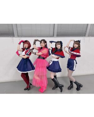 Megumi Han Instagram - 【推しの子】🍓苺プロファン感謝祭2023

昼と夜、ご来場にご視聴、誠に有難う御座いました！！

『【推しの子】』第1期の集大成となる、初めての大型イベント。

当初は、980人のキャパの予定でしたが、今回、皆様のアツいご要望により、7000人のキャパで開催されました。

なんとも有難い事です。

『【推しの子】』という作品の大いなる力と、皆さんの溢れんばかりの愛情を、改めて実感。

そんな皆さんから頂いてきたものをお返しするべく、日頃の感謝を込めて、準備に勤しみました。

それなのに…

またとんでもないものを頂いてしまいました。

どうしてくれるの。

こんなにみんなの声を、光を、想いを浴びちゃったら、愛さずにはいられないじゃない、、、！！（激重）

開幕と共に、最高潮の盛り上がり。

観客席の光が演出の一部となって、キャスト一同、オープニングからぶち上っておりました。

最初のコーナーは、朗読。

1期を振り返る形で構成された朗読劇は、アニメの音楽の伊賀拓郎さんのピアノの生演奏に乗せてお届け。

とても贅沢で得難い経験をさせて頂きました。

今の自分だからこそできる解釈と表現をもって、作品と、役と、相手と、もう一度、向き合える喜び。

再度であっても、再現じゃない。

それをステージに立つ皆さんを見ながら、互いに掛け合いながら、感じていました。

そして、それは、生演奏をして下さった伊賀さんとのセッションにも…。

特に、やっぱり、最後の

『サインはB』、「アンタの推しの子になってやる！！」。

目を合わせながら音楽とお芝居で掛け合っているかのような、そんな感覚。

昼公演でも最高（自画自賛）だったのですが、夜公演は更なる高みへと、伊賀さんの演奏に、連れて行って頂きました。

うん、配信でも、是非、観て欲しい。

昼と夜、一部の内容の違いもあれど、同じシーンでも変化を感じて頂けると思うので。

（伊賀さんとは、不思議なご縁のもと、つながりがありまして…それはまた別の投稿でお話ししますね！）

そして、お次は・・・

お仕事シミュレーションのコーナー。

昼は「桃太郎」、夜は「YouTubeの企画動画」と、お題（無茶振り）と役割（無茶振り）に沿って、みんな、とっても頑張ったし、みんな、そもそものポテンシャル高いので・・・

うん、配信でも、是非、観て欲しい。（2度目）

最後に・・・

苺プロスペシャルメドレー🍓

そう！！ライブです！！

それについては、ちょっと色んな思いがあるので、また次の投稿で！！

（ごめんなさい、イベント後にフォローしてくれた沢山の方々含めた皆様！！）

待てないよという方、是非、12/3まで配信のアーカイブで、何度でも見られますので、宜しくお願い致します。

配信のチケットも、まだまだ配信中です😉🌟

みんなの声、光、引き続き、たくさん届けてね！！🤍📢