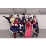 Megumi Han Instagram - 【推しの子】🍓苺プロファン感謝祭2023 昼と夜、ご来場にご視聴、誠に有難う御座いました！！ 『【推しの子】』第1期の集大成となる、初めての大型イベント。 当初は、980人のキャパの予定でしたが、今回、皆様のアツいご要望により、7000人のキャパで開催されました。 なんとも有難い事です。 『【推しの子】』という作品の大いなる力と、皆さんの溢れんばかりの愛情を、改めて実感。 そんな皆さんから頂いてきたものをお返しするべく、日頃の感謝を込めて、準備に勤しみました。 それなのに… またとんでもないものを頂いてしまいました。 どうしてくれるの。 こんなにみんなの声を、光を、想いを浴びちゃったら、愛さずにはいられないじゃない、、、！！（激重） 開幕と共に、最高潮の盛り上がり。 観客席の光が演出の一部となって、キャスト一同、オープニングからぶち上っておりました。 最初のコーナーは、朗読。 1期を振り返る形で構成された朗読劇は、アニメの音楽の伊賀拓郎さんのピアノの生演奏に乗せてお届け。 とても贅沢で得難い経験をさせて頂きました。 今の自分だからこそできる解釈と表現をもって、作品と、役と、相手と、もう一度、向き合える喜び。 再度であっても、再現じゃない。 それをステージに立つ皆さんを見ながら、互いに掛け合いながら、感じていました。 そして、それは、生演奏をして下さった伊賀さんとのセッションにも…。 特に、やっぱり、最後の 『サインはB』、「アンタの推しの子になってやる！！」。 目を合わせながら音楽とお芝居で掛け合っているかのような、そんな感覚。 昼公演でも最高（自画自賛）だったのですが、夜公演は更なる高みへと、伊賀さんの演奏に、連れて行って頂きました。 うん、配信でも、是非、観て欲しい。 昼と夜、一部の内容の違いもあれど、同じシーンでも変化を感じて頂けると思うので。 （伊賀さんとは、不思議なご縁のもと、つながりがありまして…それはまた別の投稿でお話ししますね！） そして、お次は・・・ お仕事シミュレーションのコーナー。 昼は「桃太郎」、夜は「YouTubeの企画動画」と、お題（無茶振り）と役割（無茶振り）に沿って、みんな、とっても頑張ったし、みんな、そもそものポテンシャル高いので・・・ うん、配信でも、是非、観て欲しい。（2度目） 最後に・・・ 苺プロスペシャルメドレー🍓 そう！！ライブです！！ それについては、ちょっと色んな思いがあるので、また次の投稿で！！ （ごめんなさい、イベント後にフォローしてくれた沢山の方々含めた皆様！！） 待てないよという方、是非、12/3まで配信のアーカイブで、何度でも見られますので、宜しくお願い致します。 配信のチケットも、まだまだ配信中です😉🌟 みんなの声、光、引き続き、たくさん届けてね！！🤍📢 幕張メッセ 国際展示場9・10・11ホール