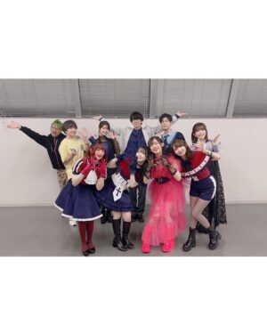 Megumi Han Instagram - 【推しの子】🍓苺プロファン感謝祭2023

昼と夜、ご来場にご視聴、誠に有難う御座いました！！

『【推しの子】』第1期の集大成となる、初めての大型イベント。

当初は、980人のキャパの予定でしたが、今回、皆様のアツいご要望により、7000人のキャパで開催されました。

なんとも有難い事です。

『【推しの子】』という作品の大いなる力と、皆さんの溢れんばかりの愛情を、改めて実感。

そんな皆さんから頂いてきたものをお返しするべく、日頃の感謝を込めて、準備に勤しみました。

それなのに…

またとんでもないものを頂いてしまいました。

どうしてくれるの。

こんなにみんなの声を、光を、想いを浴びちゃったら、愛さずにはいられないじゃない、、、！！（激重）

開幕と共に、最高潮の盛り上がり。

観客席の光が演出の一部となって、キャスト一同、オープニングからぶち上っておりました。

最初のコーナーは、朗読。

1期を振り返る形で構成された朗読劇は、アニメの音楽の伊賀拓郎さんのピアノの生演奏に乗せてお届け。

とても贅沢で得難い経験をさせて頂きました。

今の自分だからこそできる解釈と表現をもって、作品と、役と、相手と、もう一度、向き合える喜び。

再度であっても、再現じゃない。

それをステージに立つ皆さんを見ながら、互いに掛け合いながら、感じていました。

そして、それは、生演奏をして下さった伊賀さんとのセッションにも…。

特に、やっぱり、最後の

『サインはB』、「アンタの推しの子になってやる！！」。

目を合わせながら音楽とお芝居で掛け合っているかのような、そんな感覚。

昼公演でも最高（自画自賛）だったのですが、夜公演は更なる高みへと、伊賀さんの演奏に、連れて行って頂きました。

うん、配信でも、是非、観て欲しい。

昼と夜、一部の内容の違いもあれど、同じシーンでも変化を感じて頂けると思うので。

（伊賀さんとは、不思議なご縁のもと、つながりがありまして…それはまた別の投稿でお話ししますね！）

そして、お次は・・・

お仕事シミュレーションのコーナー。

昼は「桃太郎」、夜は「YouTubeの企画動画」と、お題（無茶振り）と役割（無茶振り）に沿って、みんな、とっても頑張ったし、みんな、そもそものポテンシャル高いので・・・

うん、配信でも、是非、観て欲しい。（2度目）

最後に・・・

苺プロスペシャルメドレー🍓

そう！！ライブです！！

それについては、ちょっと色んな思いがあるので、また次の投稿で！！

（ごめんなさい、イベント後にフォローしてくれた沢山の方々含めた皆様！！）

待てないよという方、是非、12/3まで配信のアーカイブで、何度でも見られますので、宜しくお願い致します。

配信のチケットも、まだまだ配信中です😉🌟

みんなの声、光、引き続き、たくさん届けてね！！🤍📢