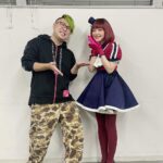 Megumi Han Instagram - 【推しの子】🍓苺プロファン感謝祭2023 昼と夜、ご来場にご視聴、誠に有難う御座いました！！ 『【推しの子】』第1期の集大成となる、初めての大型イベント。 当初は、980人のキャパの予定でしたが、今回、皆様のアツいご要望により、7000人のキャパで開催されました。 なんとも有難い事です。 『【推しの子】』という作品の大いなる力と、皆さんの溢れんばかりの愛情を、改めて実感。 そんな皆さんから頂いてきたものをお返しするべく、日頃の感謝を込めて、準備に勤しみました。 それなのに… またとんでもないものを頂いてしまいました。 どうしてくれるの。 こんなにみんなの声を、光を、想いを浴びちゃったら、愛さずにはいられないじゃない、、、！！（激重） 開幕と共に、最高潮の盛り上がり。 観客席の光が演出の一部となって、キャスト一同、オープニングからぶち上っておりました。 最初のコーナーは、朗読。 1期を振り返る形で構成された朗読劇は、アニメの音楽の伊賀拓郎さんのピアノの生演奏に乗せてお届け。 とても贅沢で得難い経験をさせて頂きました。 今の自分だからこそできる解釈と表現をもって、作品と、役と、相手と、もう一度、向き合える喜び。 再度であっても、再現じゃない。 それをステージに立つ皆さんを見ながら、互いに掛け合いながら、感じていました。 そして、それは、生演奏をして下さった伊賀さんとのセッションにも…。 特に、やっぱり、最後の 『サインはB』、「アンタの推しの子になってやる！！」。 目を合わせながら音楽とお芝居で掛け合っているかのような、そんな感覚。 昼公演でも最高（自画自賛）だったのですが、夜公演は更なる高みへと、伊賀さんの演奏に、連れて行って頂きました。 うん、配信でも、是非、観て欲しい。 昼と夜、一部の内容の違いもあれど、同じシーンでも変化を感じて頂けると思うので。 （伊賀さんとは、不思議なご縁のもと、つながりがありまして…それはまた別の投稿でお話ししますね！） そして、お次は・・・ お仕事シミュレーションのコーナー。 昼は「桃太郎」、夜は「YouTubeの企画動画」と、お題（無茶振り）と役割（無茶振り）に沿って、みんな、とっても頑張ったし、みんな、そもそものポテンシャル高いので・・・ うん、配信でも、是非、観て欲しい。（2度目） 最後に・・・ 苺プロスペシャルメドレー🍓 そう！！ライブです！！ それについては、ちょっと色んな思いがあるので、また次の投稿で！！ （ごめんなさい、イベント後にフォローしてくれた沢山の方々含めた皆様！！） 待てないよという方、是非、12/3まで配信のアーカイブで、何度でも見られますので、宜しくお願い致します。 配信のチケットも、まだまだ配信中です😉🌟 みんなの声、光、引き続き、たくさん届けてね！！🤍📢 幕張メッセ 国際展示場9・10・11ホール