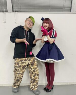 Megumi Han Instagram - 【推しの子】🍓苺プロファン感謝祭2023

昼と夜、ご来場にご視聴、誠に有難う御座いました！！

『【推しの子】』第1期の集大成となる、初めての大型イベント。

当初は、980人のキャパの予定でしたが、今回、皆様のアツいご要望により、7000人のキャパで開催されました。

なんとも有難い事です。

『【推しの子】』という作品の大いなる力と、皆さんの溢れんばかりの愛情を、改めて実感。

そんな皆さんから頂いてきたものをお返しするべく、日頃の感謝を込めて、準備に勤しみました。

それなのに…

またとんでもないものを頂いてしまいました。

どうしてくれるの。

こんなにみんなの声を、光を、想いを浴びちゃったら、愛さずにはいられないじゃない、、、！！（激重）

開幕と共に、最高潮の盛り上がり。

観客席の光が演出の一部となって、キャスト一同、オープニングからぶち上っておりました。

最初のコーナーは、朗読。

1期を振り返る形で構成された朗読劇は、アニメの音楽の伊賀拓郎さんのピアノの生演奏に乗せてお届け。

とても贅沢で得難い経験をさせて頂きました。

今の自分だからこそできる解釈と表現をもって、作品と、役と、相手と、もう一度、向き合える喜び。

再度であっても、再現じゃない。

それをステージに立つ皆さんを見ながら、互いに掛け合いながら、感じていました。

そして、それは、生演奏をして下さった伊賀さんとのセッションにも…。

特に、やっぱり、最後の

『サインはB』、「アンタの推しの子になってやる！！」。

目を合わせながら音楽とお芝居で掛け合っているかのような、そんな感覚。

昼公演でも最高（自画自賛）だったのですが、夜公演は更なる高みへと、伊賀さんの演奏に、連れて行って頂きました。

うん、配信でも、是非、観て欲しい。

昼と夜、一部の内容の違いもあれど、同じシーンでも変化を感じて頂けると思うので。

（伊賀さんとは、不思議なご縁のもと、つながりがありまして…それはまた別の投稿でお話ししますね！）

そして、お次は・・・

お仕事シミュレーションのコーナー。

昼は「桃太郎」、夜は「YouTubeの企画動画」と、お題（無茶振り）と役割（無茶振り）に沿って、みんな、とっても頑張ったし、みんな、そもそものポテンシャル高いので・・・

うん、配信でも、是非、観て欲しい。（2度目）

最後に・・・

苺プロスペシャルメドレー🍓

そう！！ライブです！！

それについては、ちょっと色んな思いがあるので、また次の投稿で！！

（ごめんなさい、イベント後にフォローしてくれた沢山の方々含めた皆様！！）

待てないよという方、是非、12/3まで配信のアーカイブで、何度でも見られますので、宜しくお願い致します。

配信のチケットも、まだまだ配信中です😉🌟

みんなの声、光、引き続き、たくさん届けてね！！🤍📢