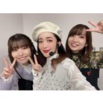 Megumi Han Instagram - 【推しの子】🍓苺プロファン感謝祭2023 昼と夜、ご来場にご視聴、誠に有難う御座いました！！ 『【推しの子】』第1期の集大成となる、初めての大型イベント。 当初は、980人のキャパの予定でしたが、今回、皆様のアツいご要望により、7000人のキャパで開催されました。 なんとも有難い事です。 『【推しの子】』という作品の大いなる力と、皆さんの溢れんばかりの愛情を、改めて実感。 そんな皆さんから頂いてきたものをお返しするべく、日頃の感謝を込めて、準備に勤しみました。 それなのに… またとんでもないものを頂いてしまいました。 どうしてくれるの。 こんなにみんなの声を、光を、想いを浴びちゃったら、愛さずにはいられないじゃない、、、！！（激重） 開幕と共に、最高潮の盛り上がり。 観客席の光が演出の一部となって、キャスト一同、オープニングからぶち上っておりました。 最初のコーナーは、朗読。 1期を振り返る形で構成された朗読劇は、アニメの音楽の伊賀拓郎さんのピアノの生演奏に乗せてお届け。 とても贅沢で得難い経験をさせて頂きました。 今の自分だからこそできる解釈と表現をもって、作品と、役と、相手と、もう一度、向き合える喜び。 再度であっても、再現じゃない。 それをステージに立つ皆さんを見ながら、互いに掛け合いながら、感じていました。 そして、それは、生演奏をして下さった伊賀さんとのセッションにも…。 特に、やっぱり、最後の 『サインはB』、「アンタの推しの子になってやる！！」。 目を合わせながら音楽とお芝居で掛け合っているかのような、そんな感覚。 昼公演でも最高（自画自賛）だったのですが、夜公演は更なる高みへと、伊賀さんの演奏に、連れて行って頂きました。 うん、配信でも、是非、観て欲しい。 昼と夜、一部の内容の違いもあれど、同じシーンでも変化を感じて頂けると思うので。 （伊賀さんとは、不思議なご縁のもと、つながりがありまして…それはまた別の投稿でお話ししますね！） そして、お次は・・・ お仕事シミュレーションのコーナー。 昼は「桃太郎」、夜は「YouTubeの企画動画」と、お題（無茶振り）と役割（無茶振り）に沿って、みんな、とっても頑張ったし、みんな、そもそものポテンシャル高いので・・・ うん、配信でも、是非、観て欲しい。（2度目） 最後に・・・ 苺プロスペシャルメドレー🍓 そう！！ライブです！！ それについては、ちょっと色んな思いがあるので、また次の投稿で！！ （ごめんなさい、イベント後にフォローしてくれた沢山の方々含めた皆様！！） 待てないよという方、是非、12/3まで配信のアーカイブで、何度でも見られますので、宜しくお願い致します。 配信のチケットも、まだまだ配信中です😉🌟 みんなの声、光、引き続き、たくさん届けてね！！🤍📢 幕張メッセ 国際展示場9・10・11ホール