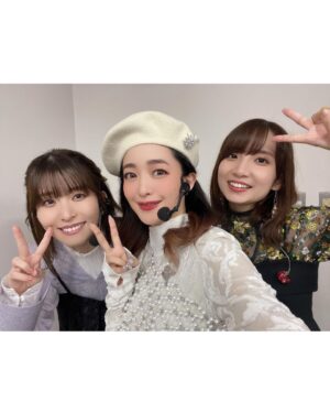 Megumi Han Instagram - 【推しの子】🍓苺プロファン感謝祭2023

昼と夜、ご来場にご視聴、誠に有難う御座いました！！

『【推しの子】』第1期の集大成となる、初めての大型イベント。

当初は、980人のキャパの予定でしたが、今回、皆様のアツいご要望により、7000人のキャパで開催されました。

なんとも有難い事です。

『【推しの子】』という作品の大いなる力と、皆さんの溢れんばかりの愛情を、改めて実感。

そんな皆さんから頂いてきたものをお返しするべく、日頃の感謝を込めて、準備に勤しみました。

それなのに…

またとんでもないものを頂いてしまいました。

どうしてくれるの。

こんなにみんなの声を、光を、想いを浴びちゃったら、愛さずにはいられないじゃない、、、！！（激重）

開幕と共に、最高潮の盛り上がり。

観客席の光が演出の一部となって、キャスト一同、オープニングからぶち上っておりました。

最初のコーナーは、朗読。

1期を振り返る形で構成された朗読劇は、アニメの音楽の伊賀拓郎さんのピアノの生演奏に乗せてお届け。

とても贅沢で得難い経験をさせて頂きました。

今の自分だからこそできる解釈と表現をもって、作品と、役と、相手と、もう一度、向き合える喜び。

再度であっても、再現じゃない。

それをステージに立つ皆さんを見ながら、互いに掛け合いながら、感じていました。

そして、それは、生演奏をして下さった伊賀さんとのセッションにも…。

特に、やっぱり、最後の

『サインはB』、「アンタの推しの子になってやる！！」。

目を合わせながら音楽とお芝居で掛け合っているかのような、そんな感覚。

昼公演でも最高（自画自賛）だったのですが、夜公演は更なる高みへと、伊賀さんの演奏に、連れて行って頂きました。

うん、配信でも、是非、観て欲しい。

昼と夜、一部の内容の違いもあれど、同じシーンでも変化を感じて頂けると思うので。

（伊賀さんとは、不思議なご縁のもと、つながりがありまして…それはまた別の投稿でお話ししますね！）

そして、お次は・・・

お仕事シミュレーションのコーナー。

昼は「桃太郎」、夜は「YouTubeの企画動画」と、お題（無茶振り）と役割（無茶振り）に沿って、みんな、とっても頑張ったし、みんな、そもそものポテンシャル高いので・・・

うん、配信でも、是非、観て欲しい。（2度目）

最後に・・・

苺プロスペシャルメドレー🍓

そう！！ライブです！！

それについては、ちょっと色んな思いがあるので、また次の投稿で！！

（ごめんなさい、イベント後にフォローしてくれた沢山の方々含めた皆様！！）

待てないよという方、是非、12/3まで配信のアーカイブで、何度でも見られますので、宜しくお願い致します。

配信のチケットも、まだまだ配信中です😉🌟

みんなの声、光、引き続き、たくさん届けてね！！🤍📢